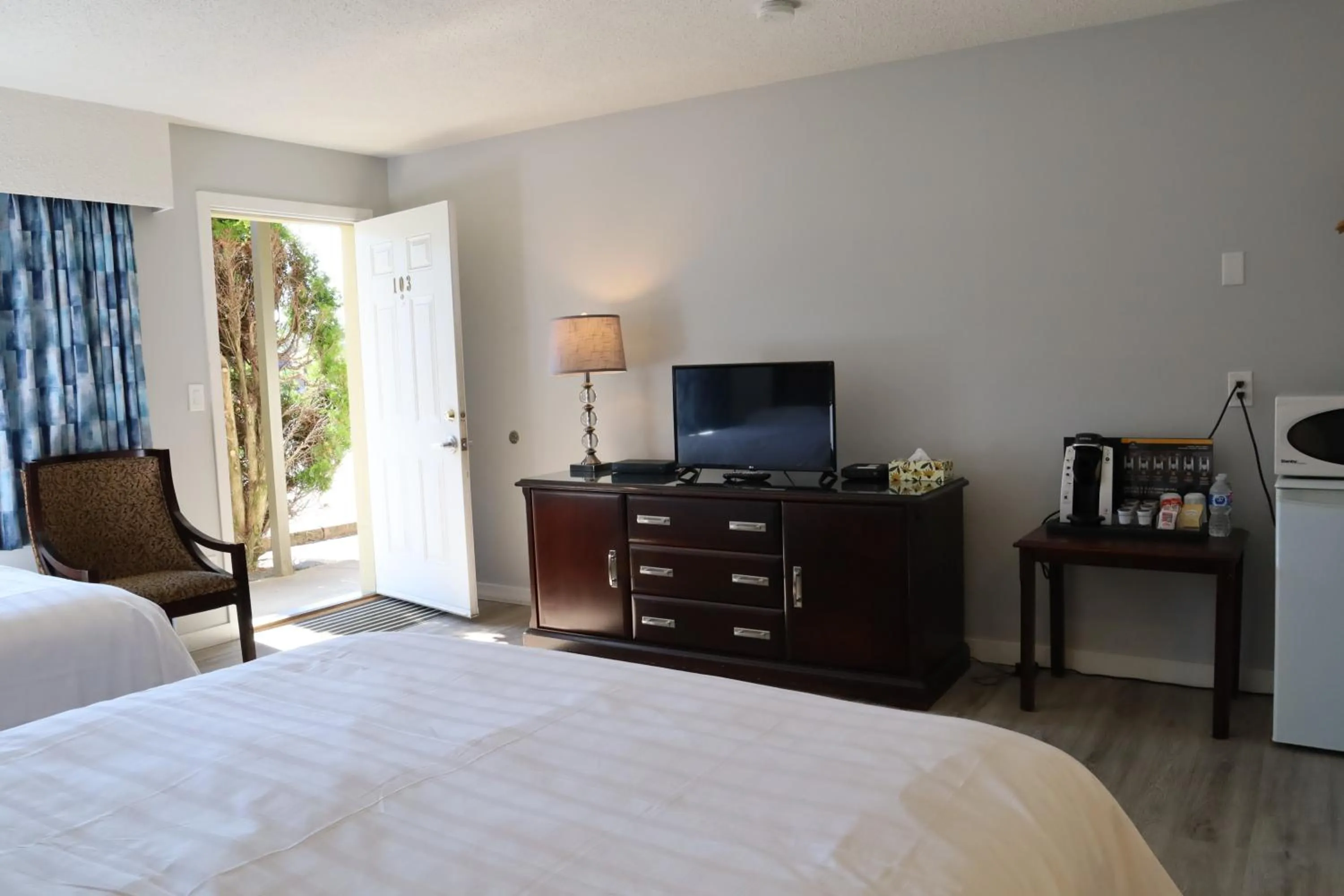 Bed in Skylite Motel