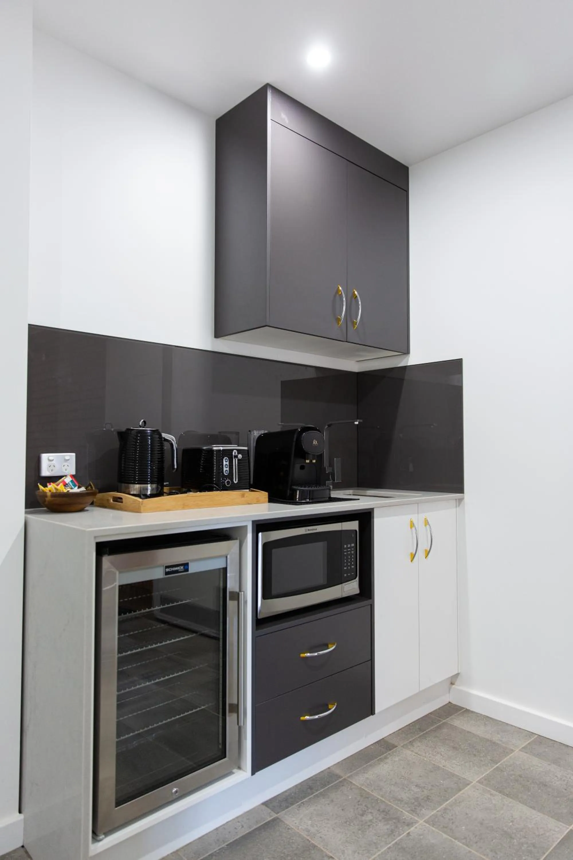 Coffee/tea facilities in Fountain View Motel