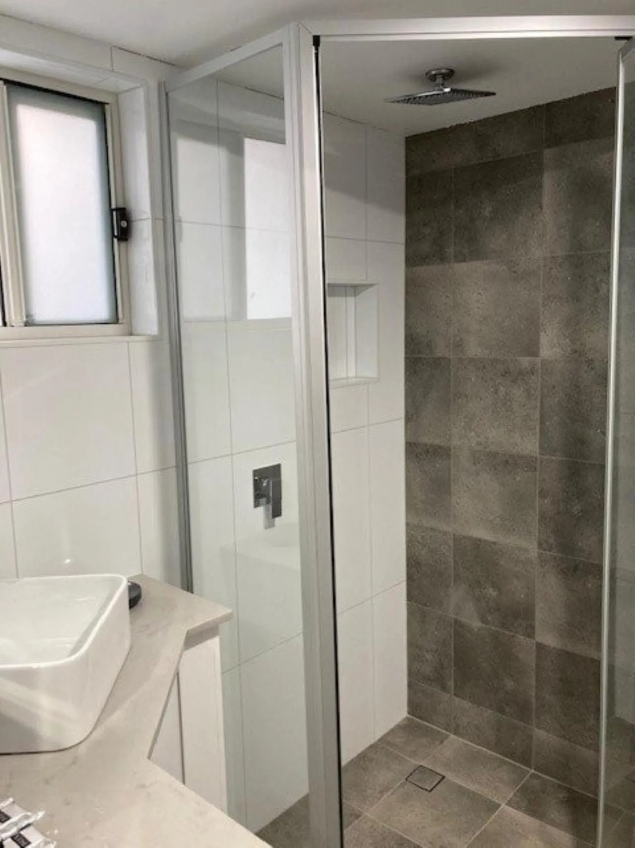 Shower in Fountain View Motel