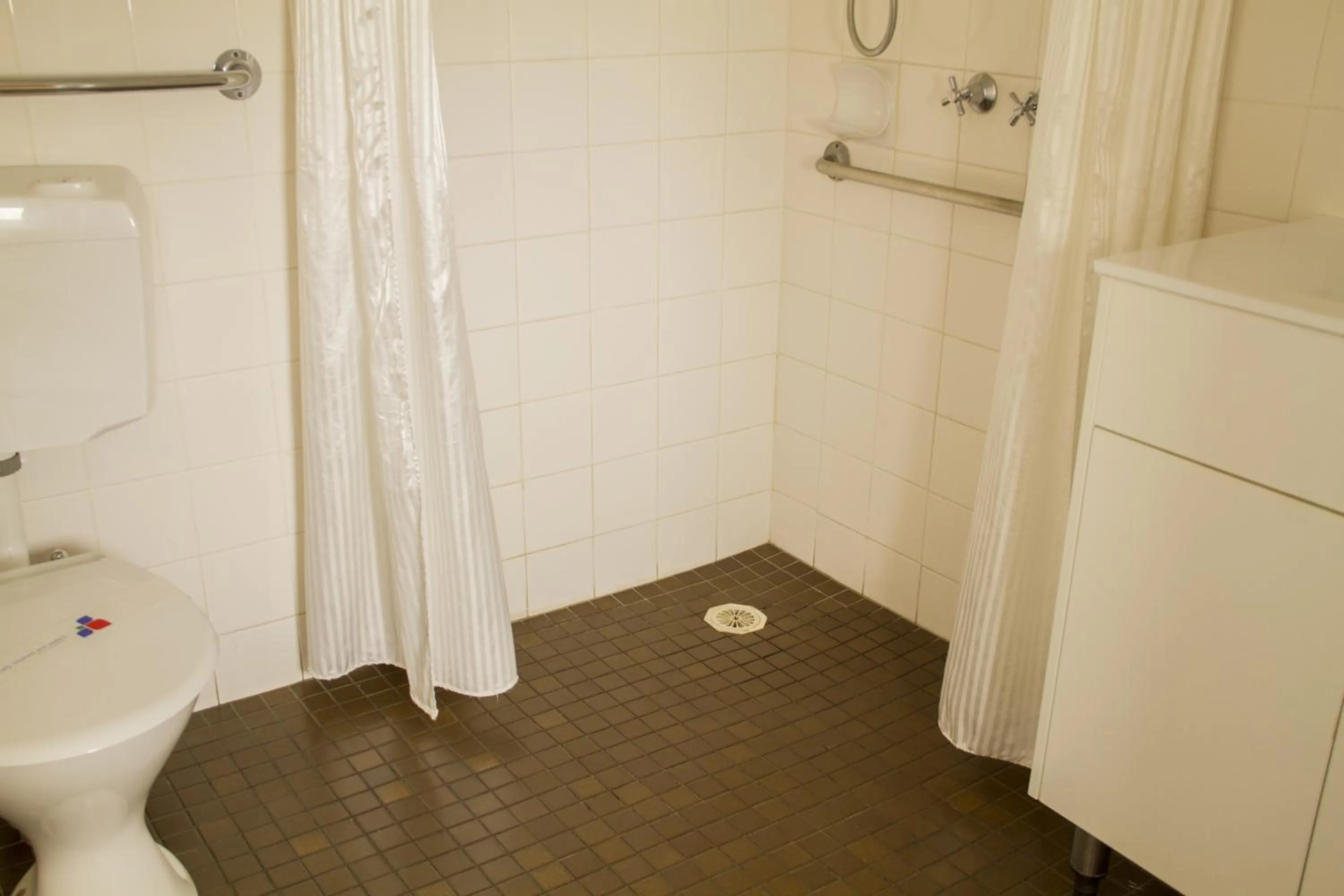 Shower in Fountain View Motel