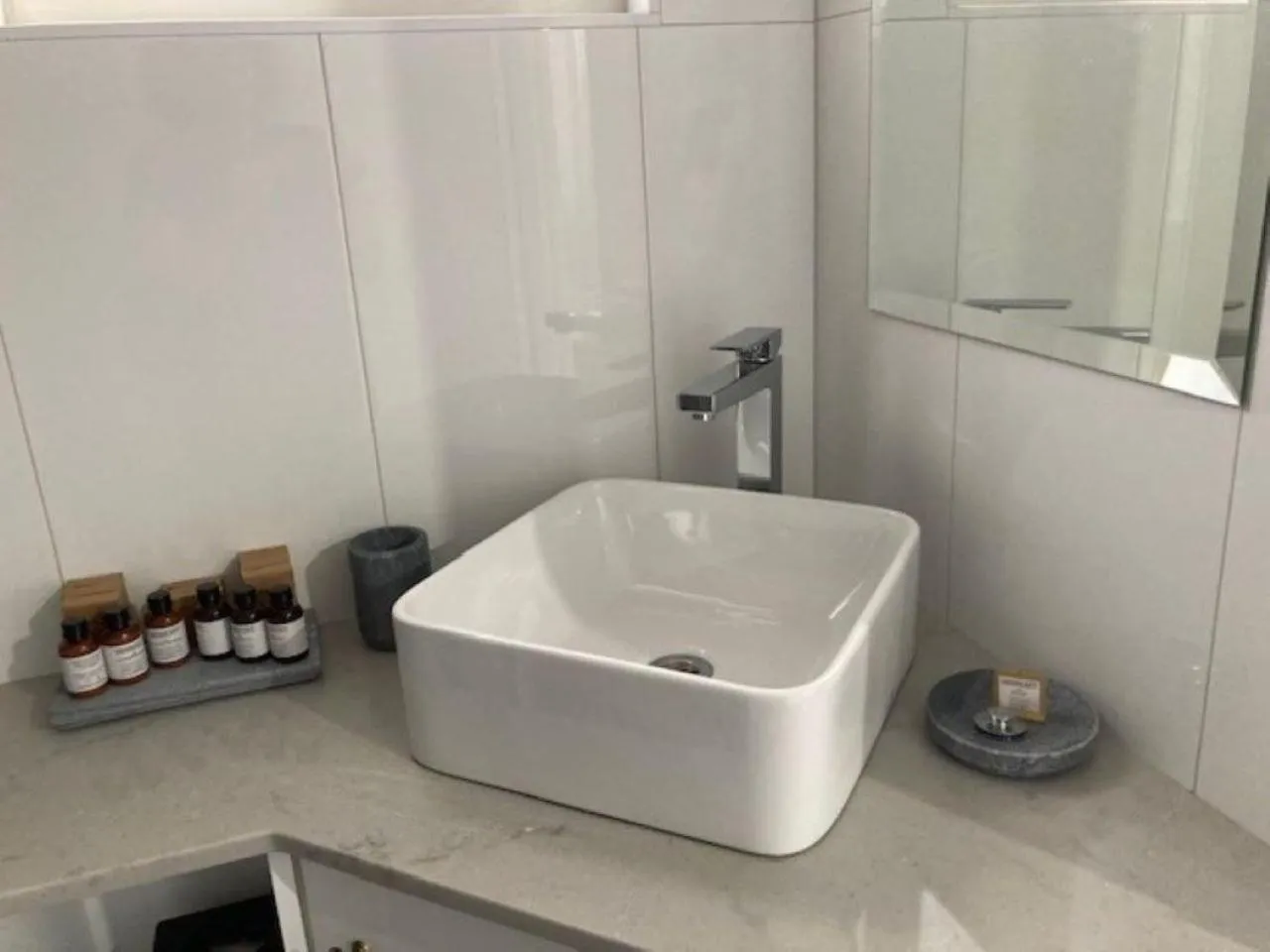 Bathroom in Fountain View Motel