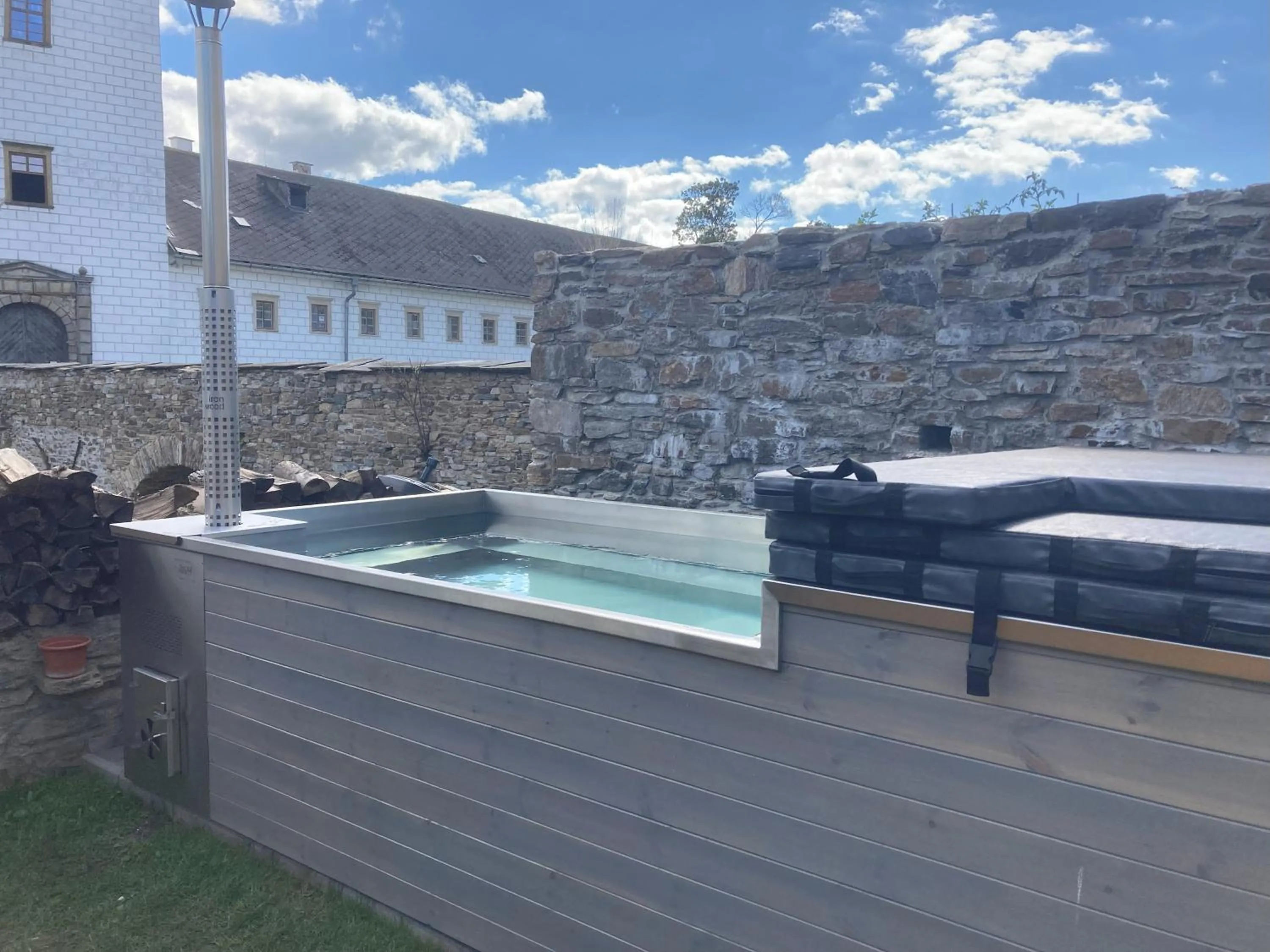 Hot Tub in Pension Pošta