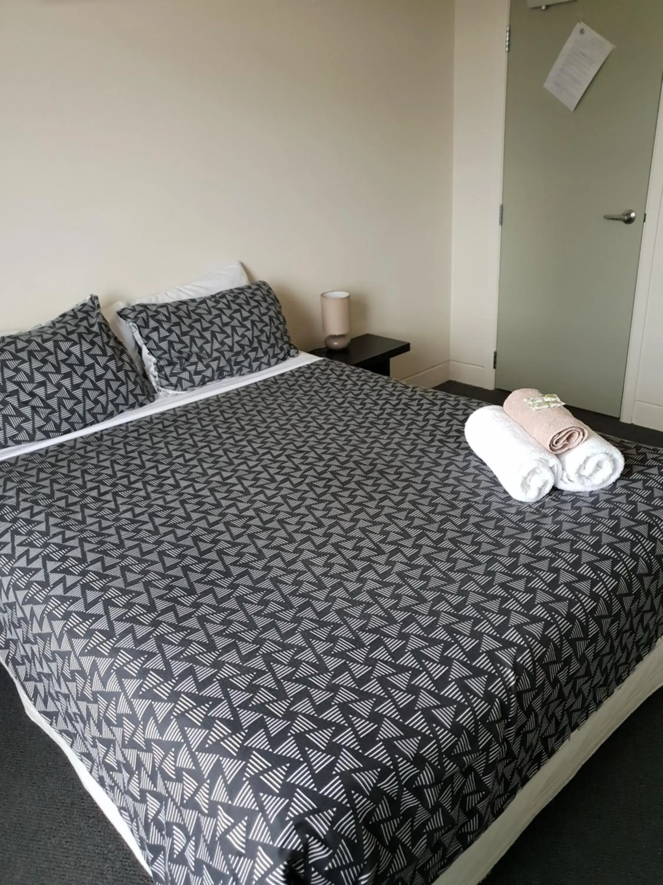Queen Room with Shared Bathroom - single occupancy in Horse and Jockey Inn Queen Room with Shared Bathroom - single occupancy in Horse and Jockey Inn