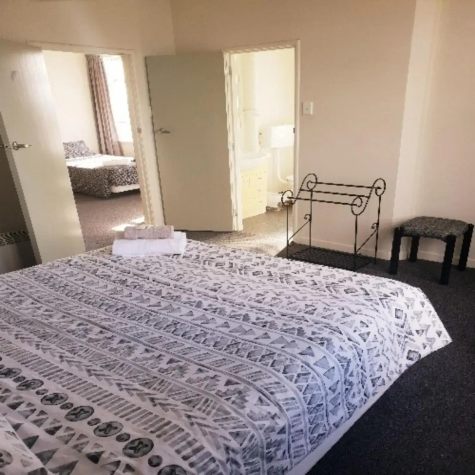 Family Room with Bathroom in Horse and Jockey Inn Family Room with Bathroom in Horse and Jockey Inn