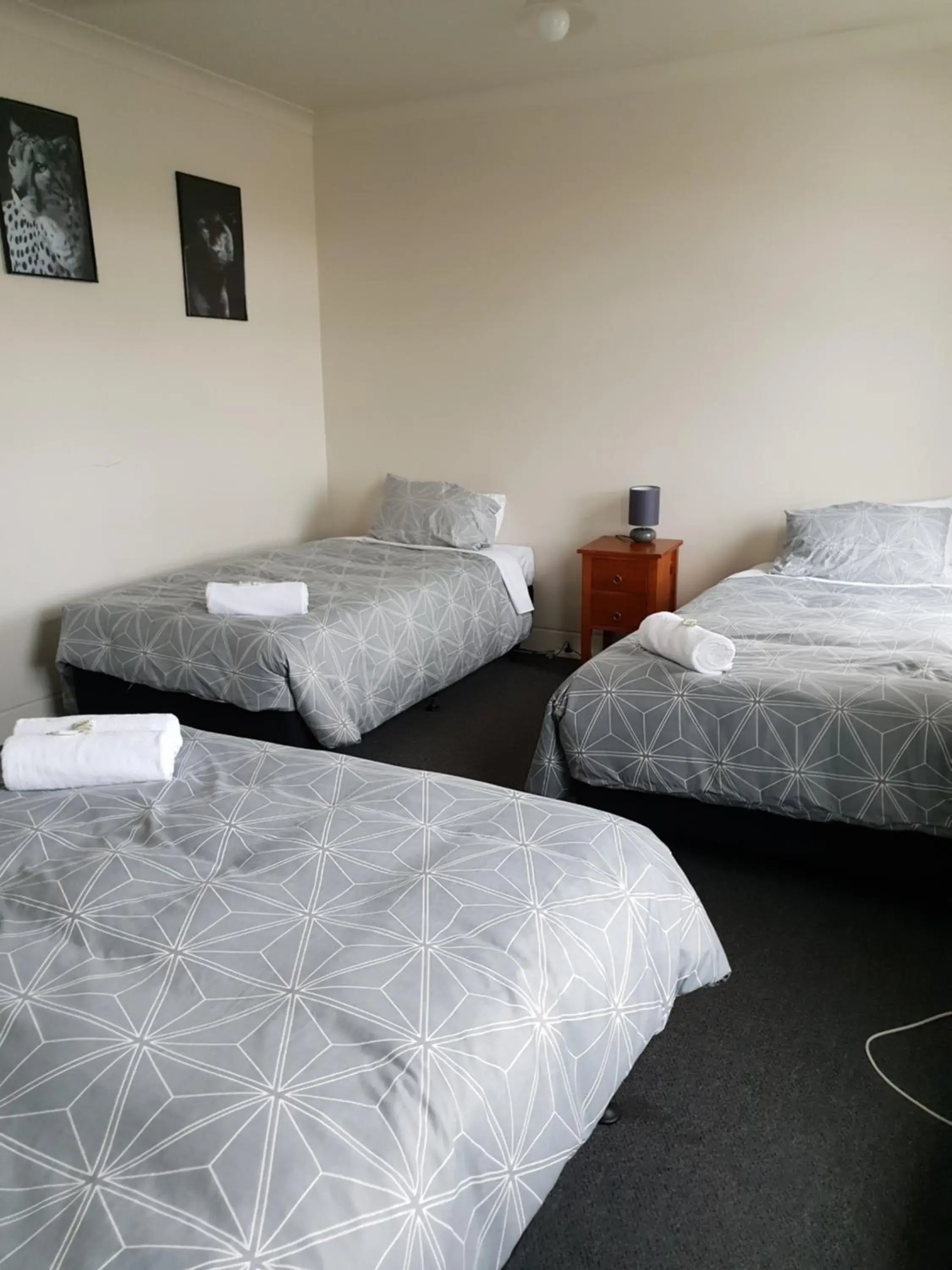 Family Room with Shared Bathroom in Horse and Jockey Inn Family Room with Shared Bathroom in Horse and Jockey Inn