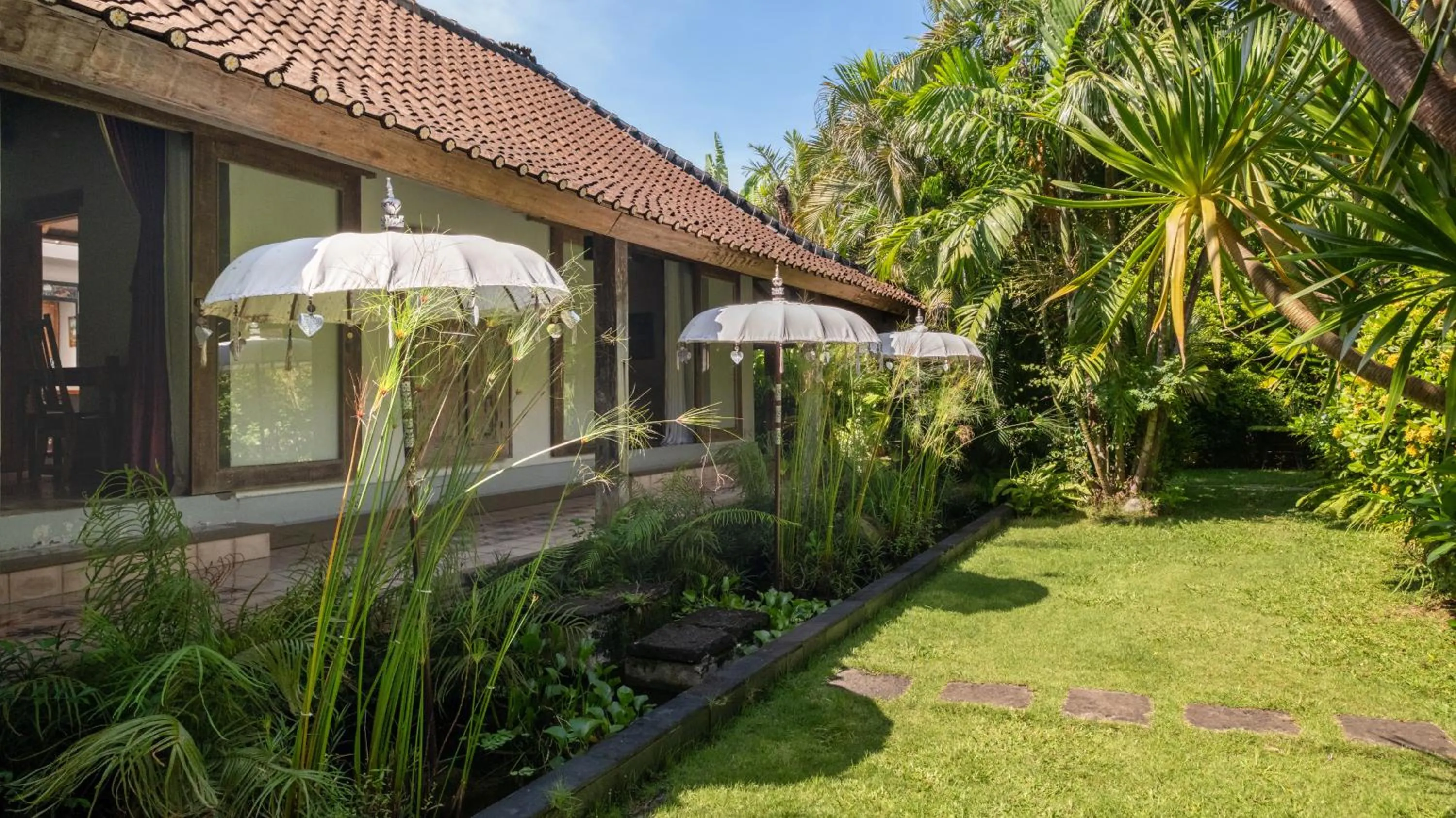 Garden in Villa Koyama by Villa Finder