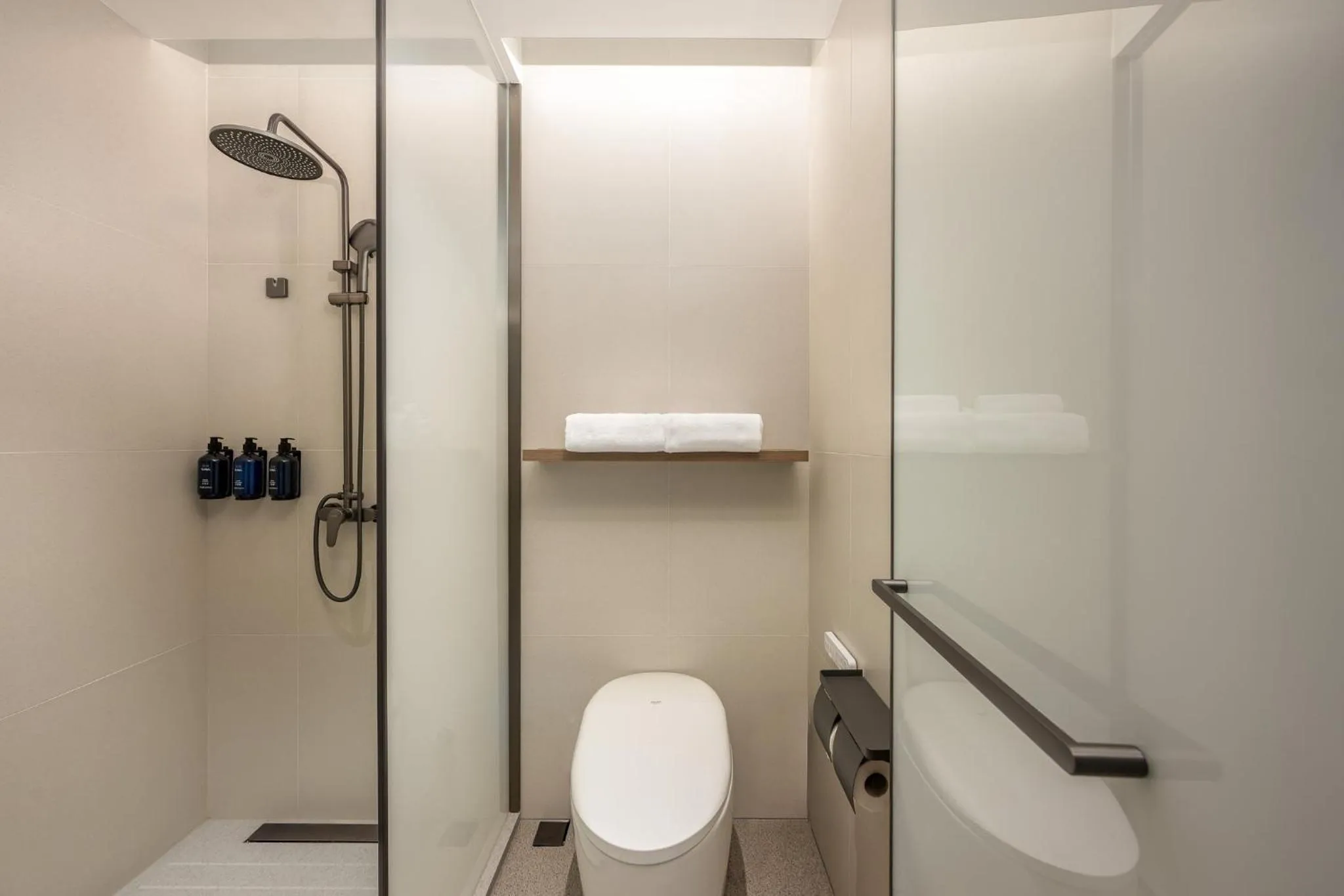 Photo of the whole room in Holiday Inn Express Shanghai Changyang Road by IHG