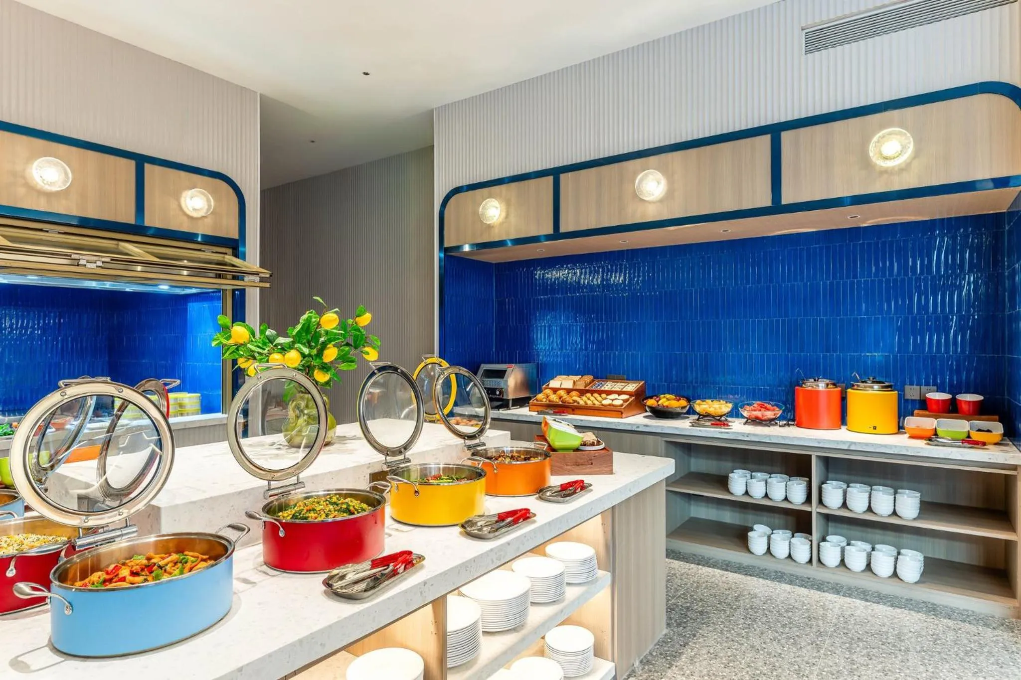 Restaurant/places to eat in Holiday Inn Express Shanghai Changyang Road by IHG