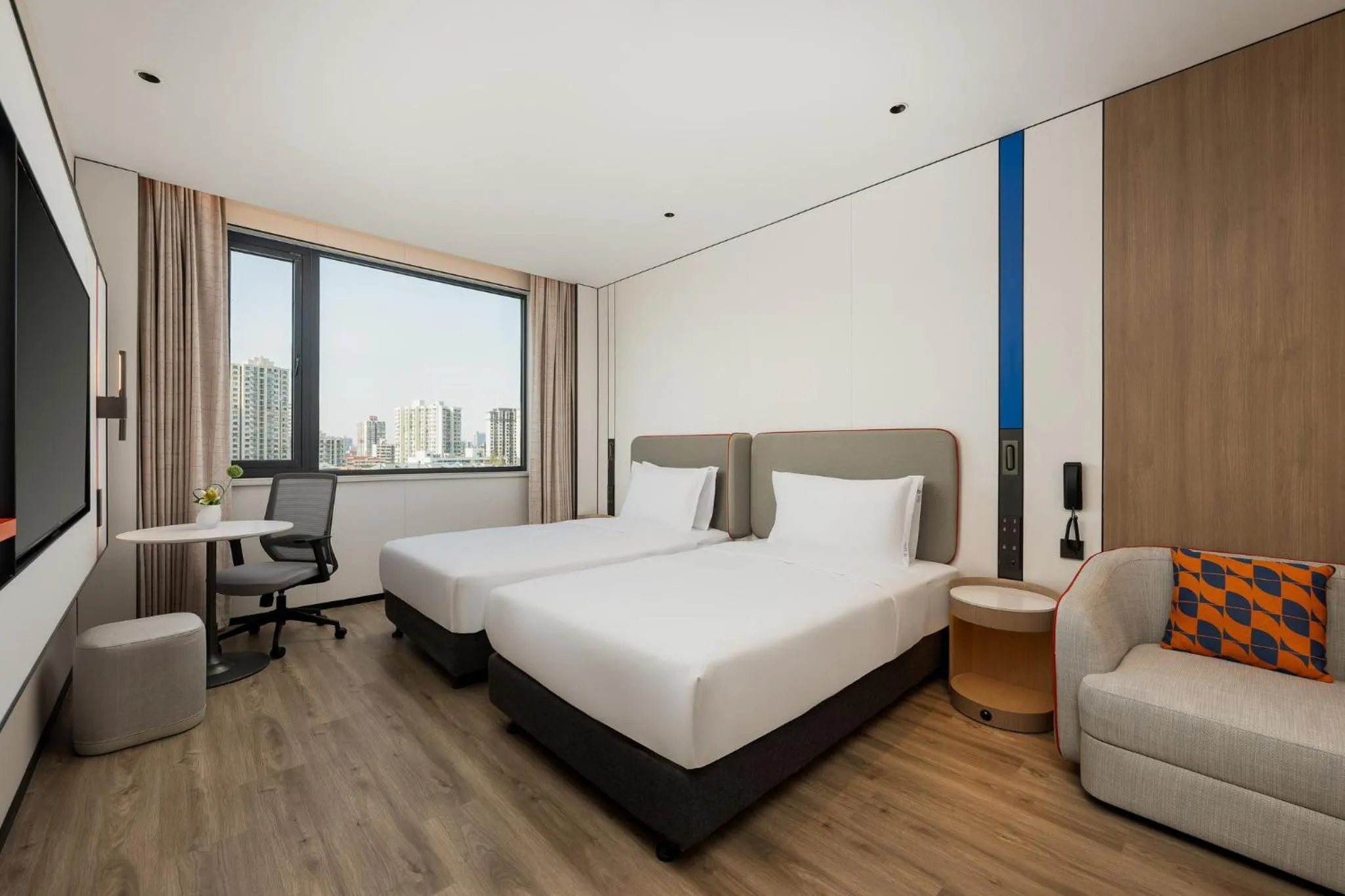 Photo of the whole room, Bed in Holiday Inn Express Shanghai Changyang Road by IHG