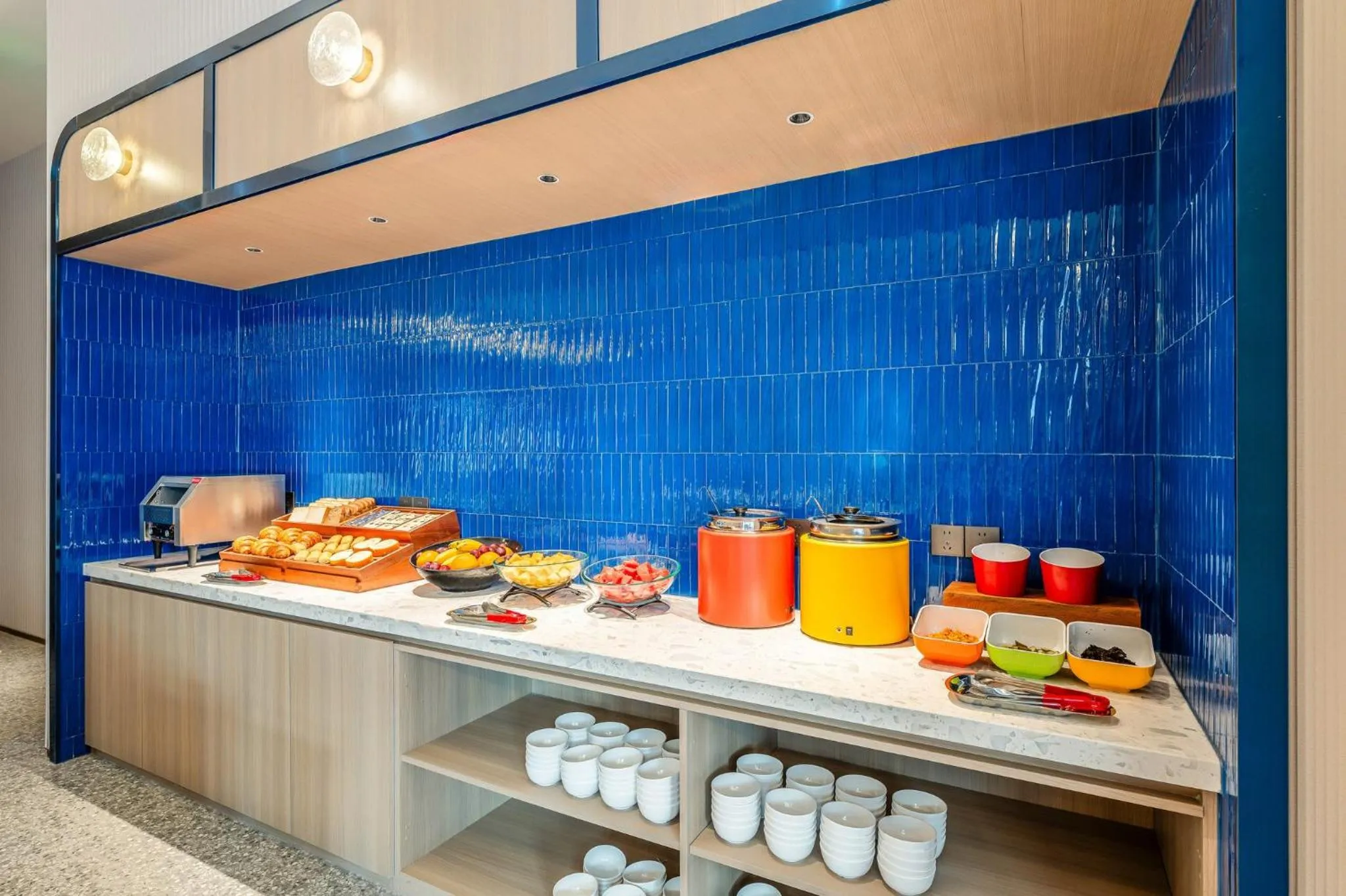 Restaurant/places to eat in Holiday Inn Express Shanghai Changyang Road by IHG