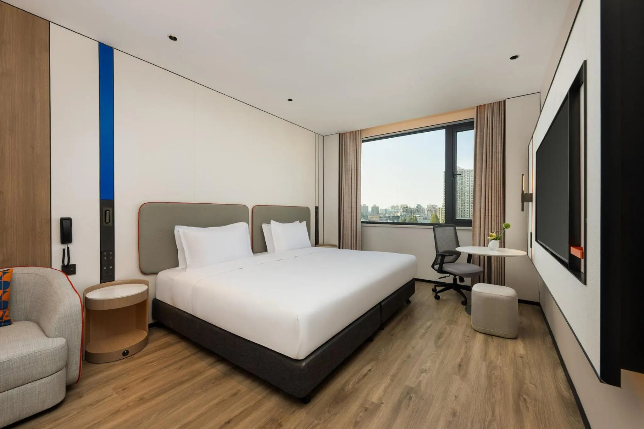 Photo of the whole room, Bed in Holiday Inn Express Shanghai Changyang Road by IHG