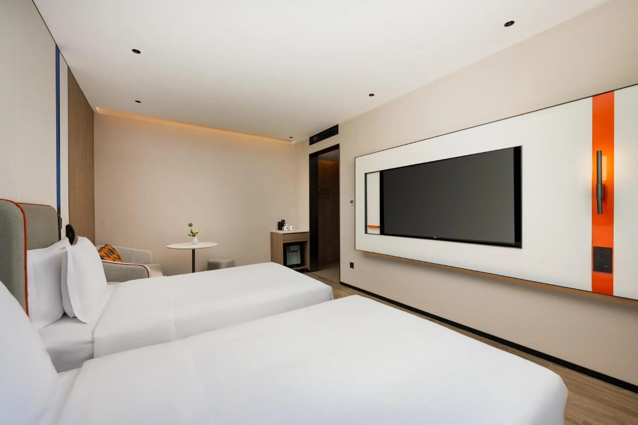 Photo of the whole room, Bed in Holiday Inn Express Shanghai Changyang Road by IHG