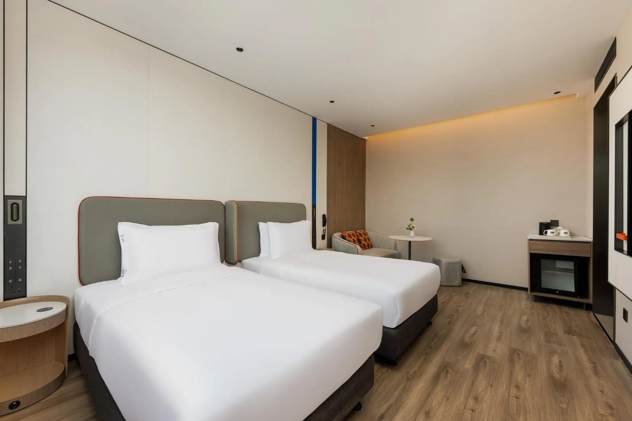 Photo of the whole room, Bed in Holiday Inn Express Shanghai Changyang Road by IHG