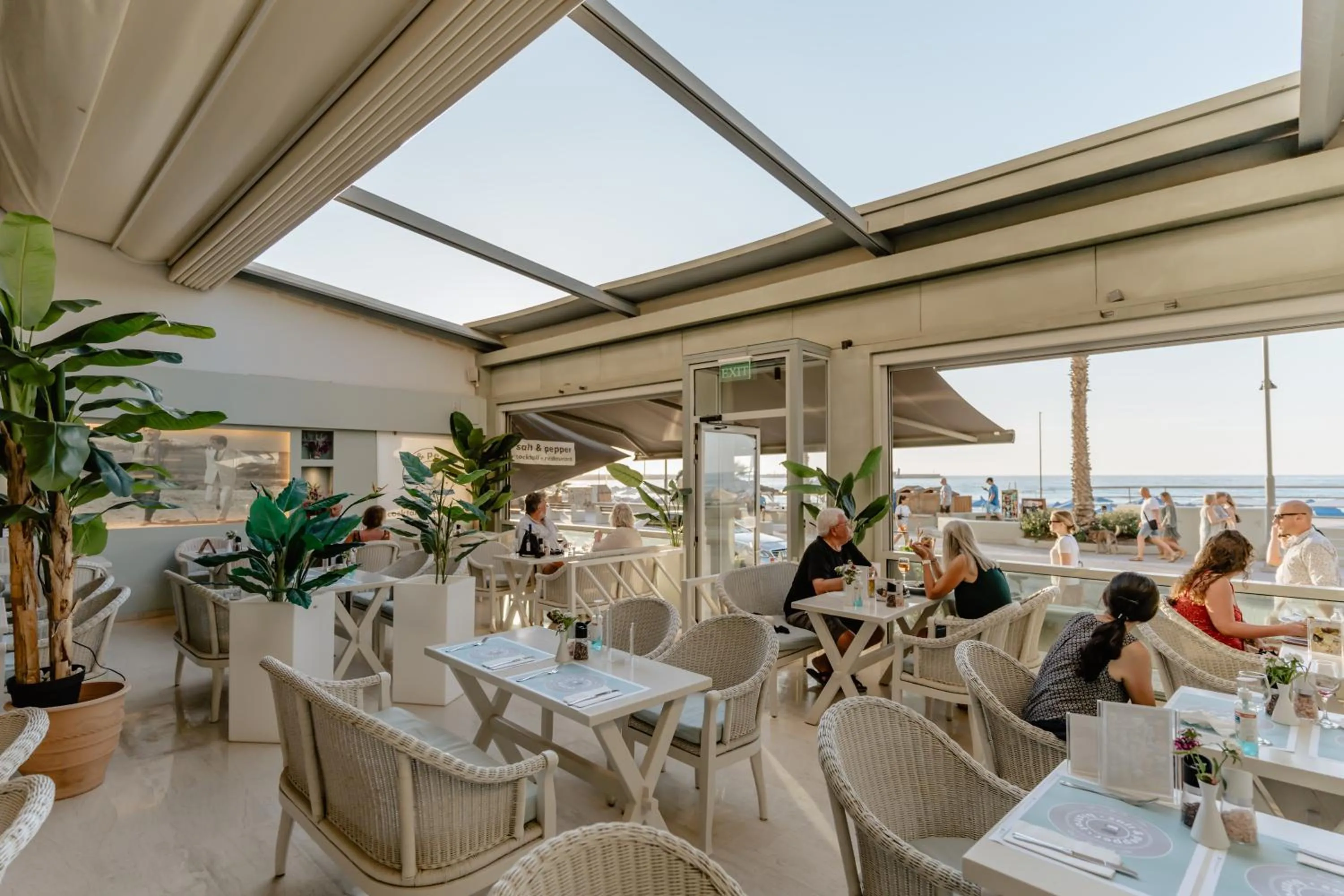 Restaurant/places to eat in Palm Beach Hotel Apartments