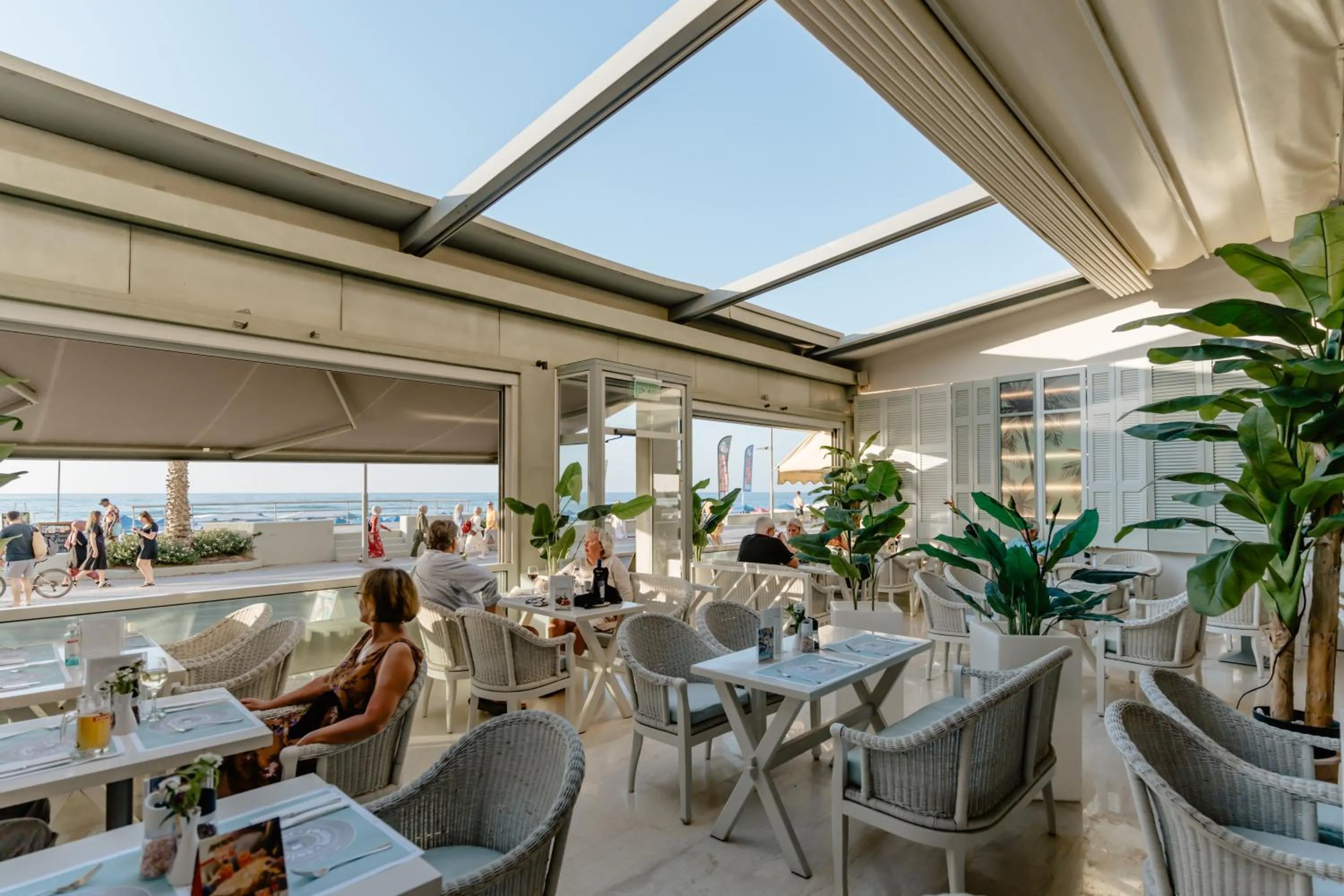 Restaurant/places to eat in Palm Beach Hotel Apartments