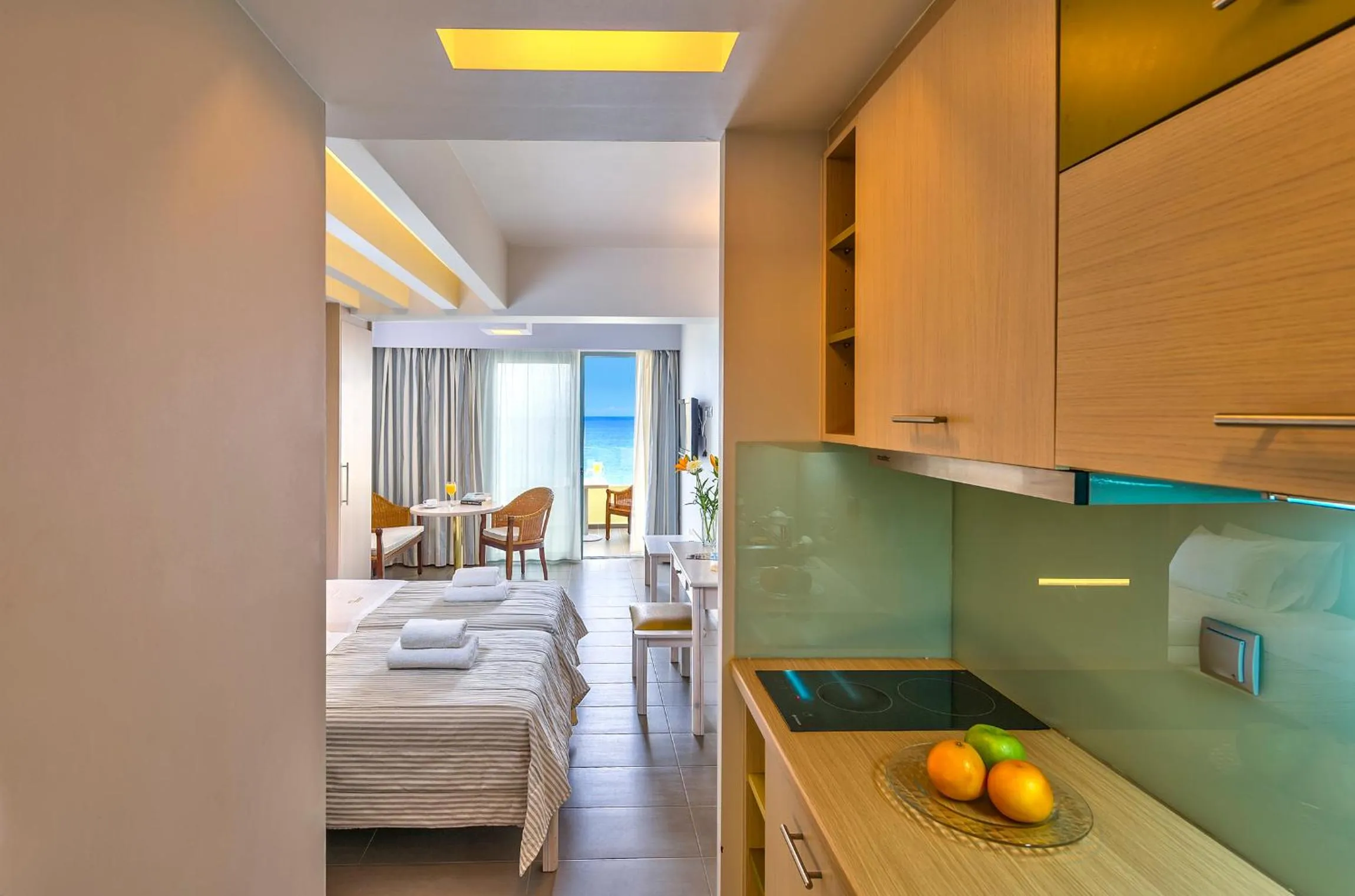 Kitchen or kitchenette, Bed in Palm Beach Hotel Apartments