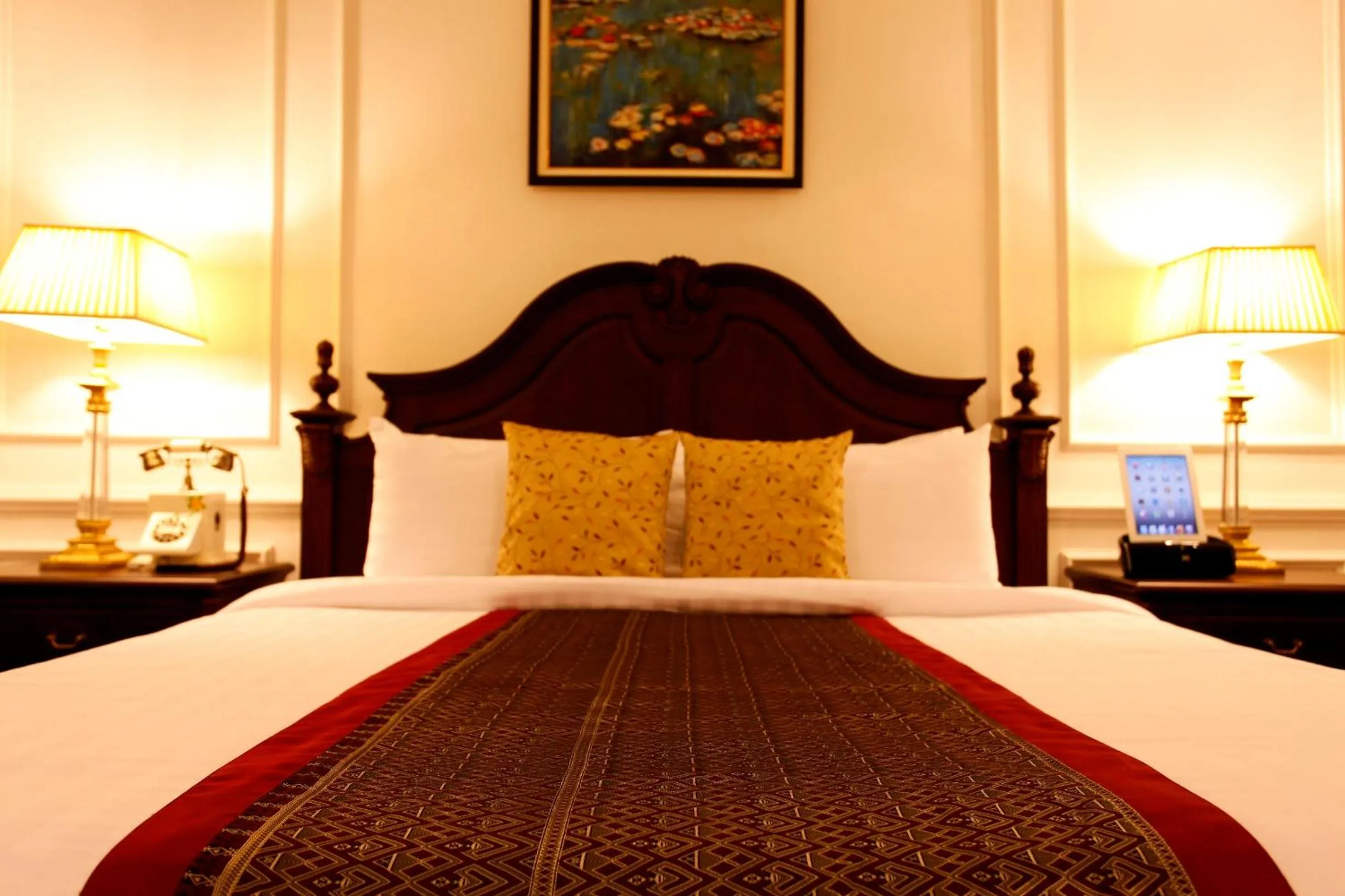 Bed in Dhavara Boutique Hotel