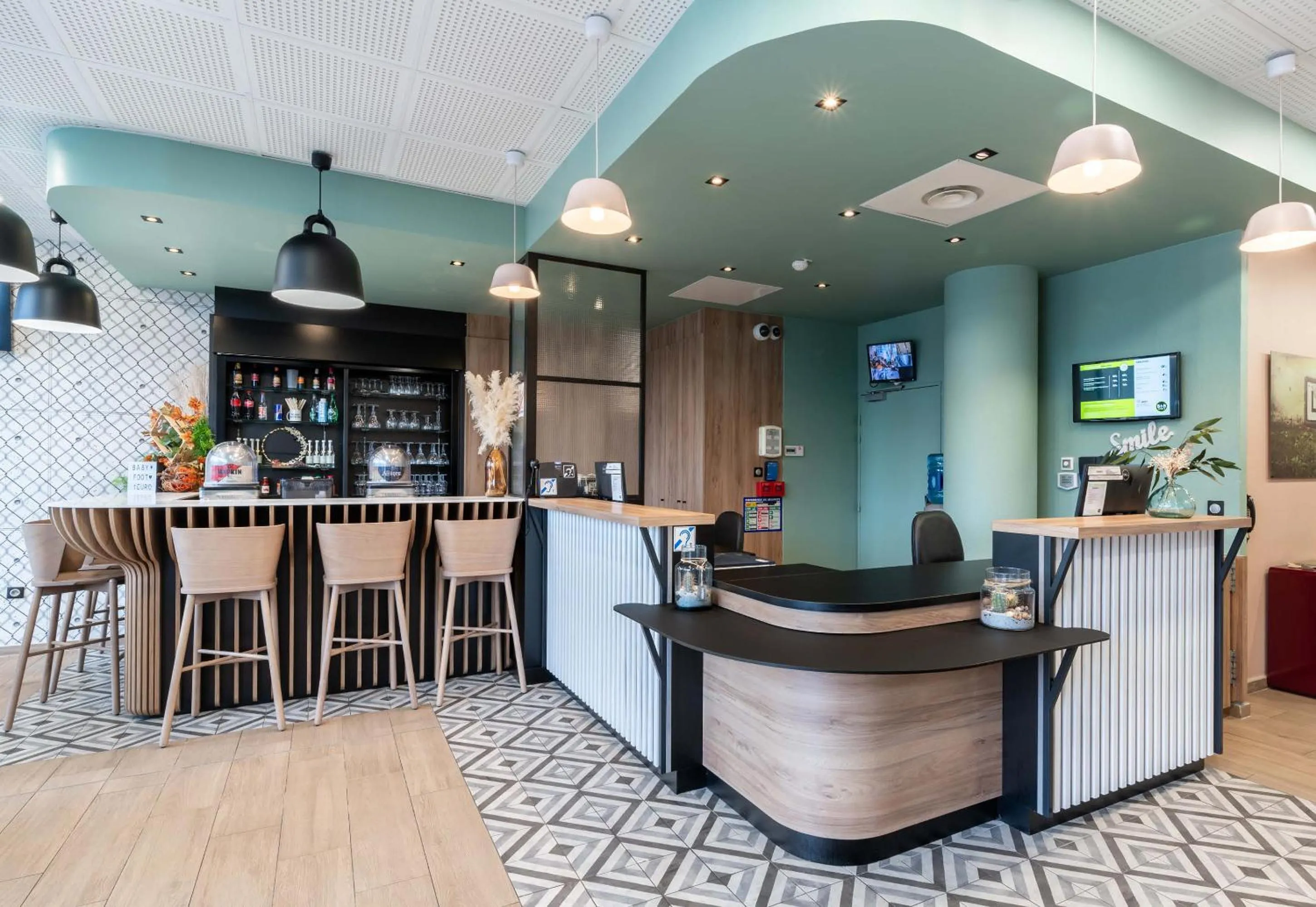 Lounge or bar in B&B HOTEL Lille Grand Stade