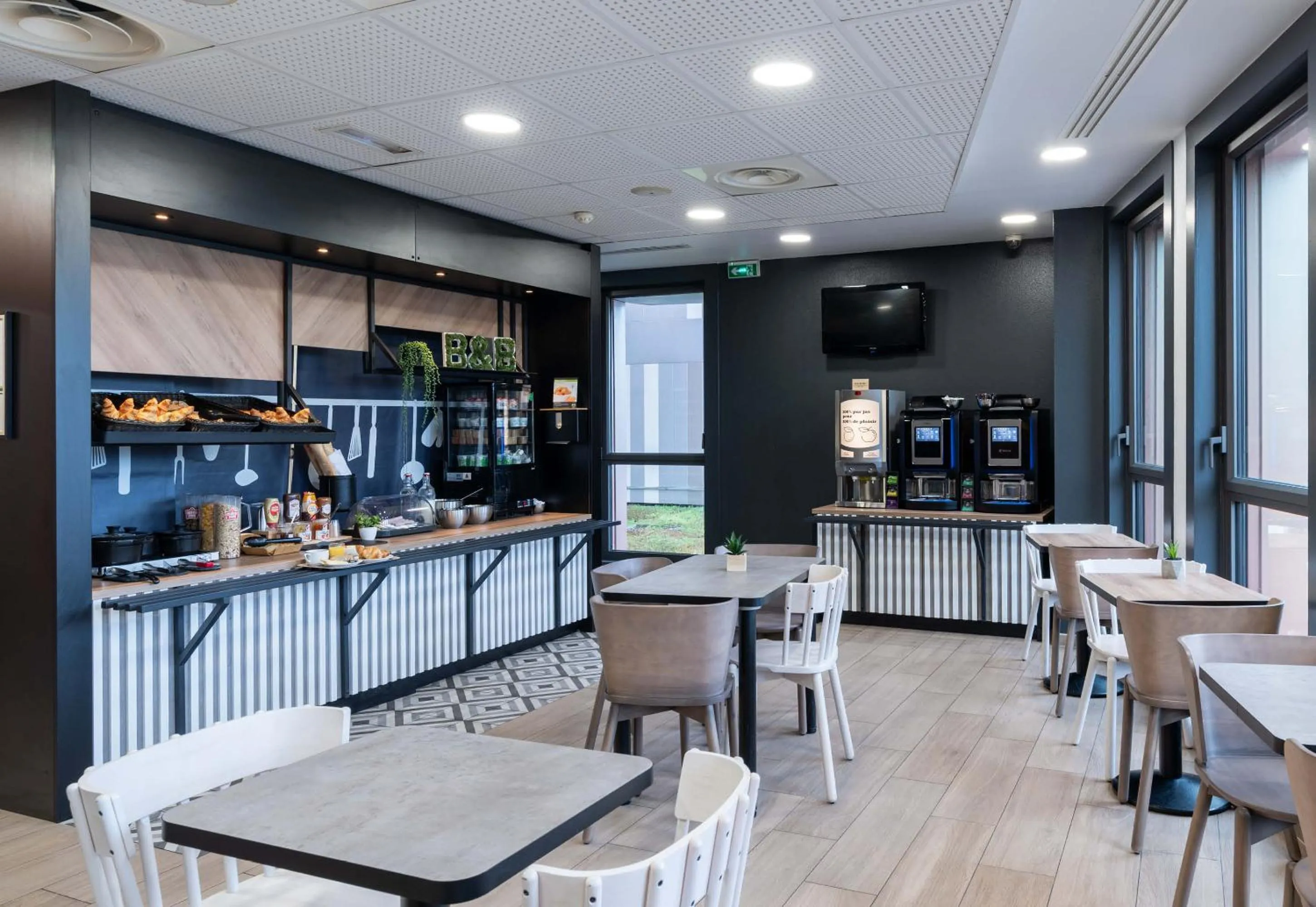 Restaurant/places to eat in B&B HOTEL Lille Grand Stade