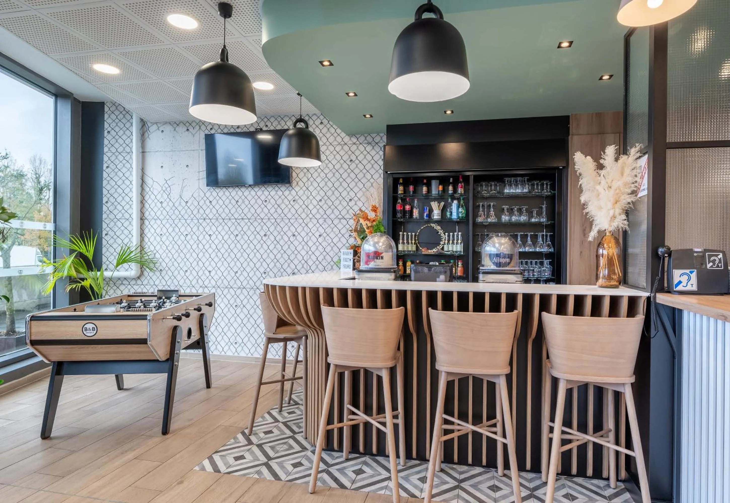 Lounge or bar in B&B HOTEL Lille Grand Stade