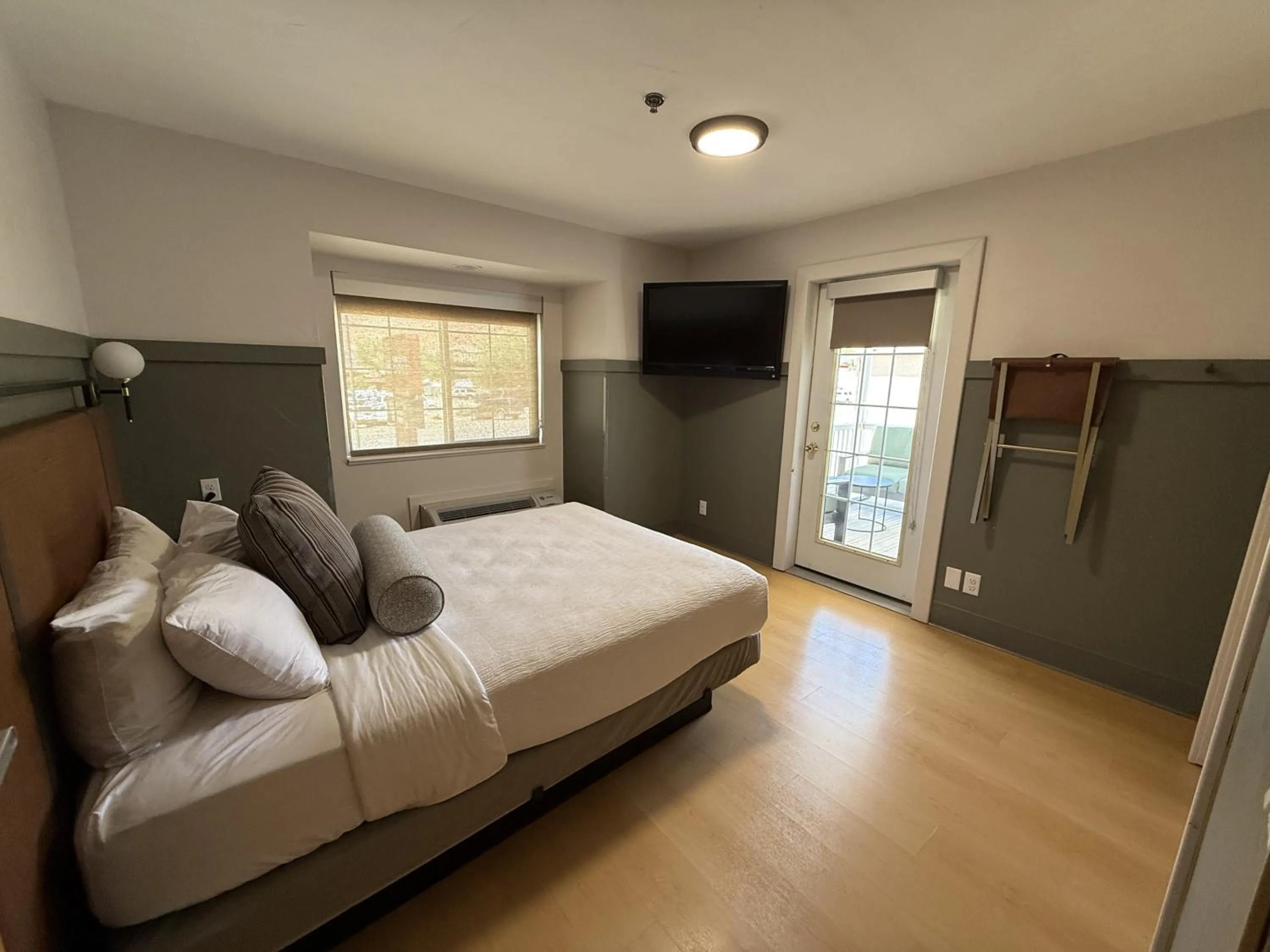 Bedroom, Bed in River Canyon Lodge