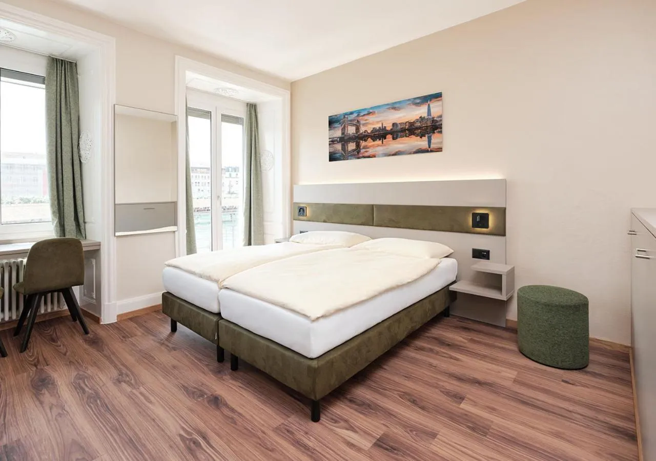 Bed in Hotel Pickwick and Pub "the room with a view"