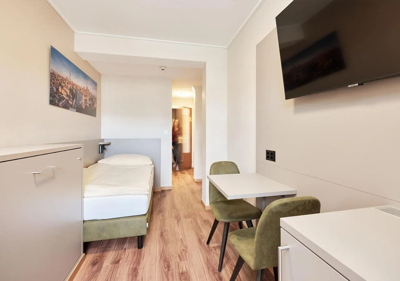 Bed in Hotel Pickwick and Pub "the room with a view"