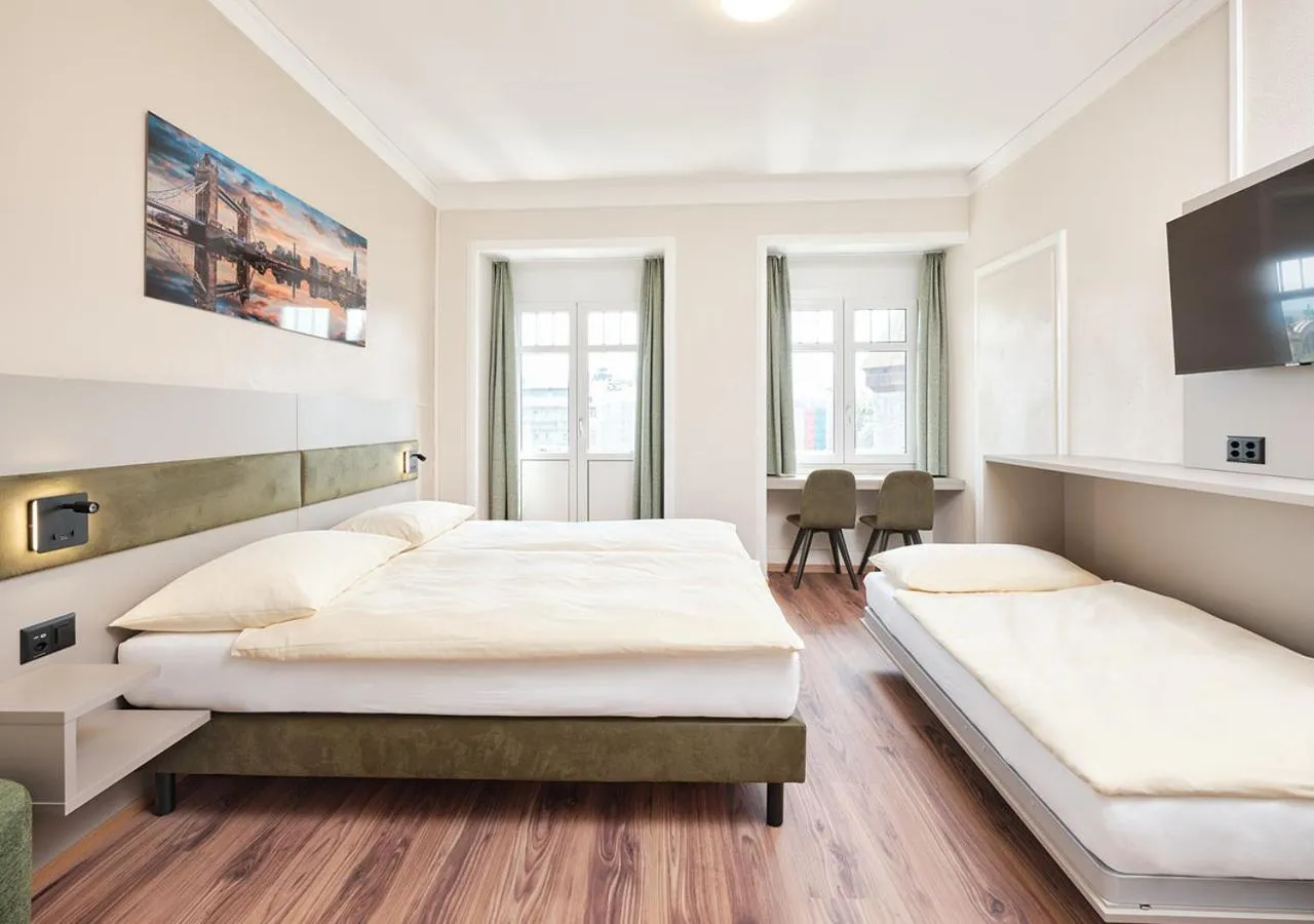 Bed in Hotel Pickwick and Pub "the room with a view"