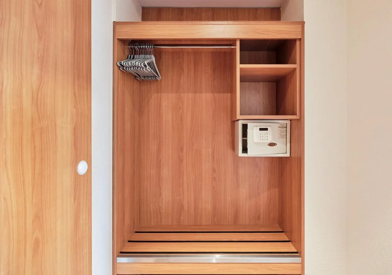 safe in Hotel Pickwick and Pub "the room with a view"