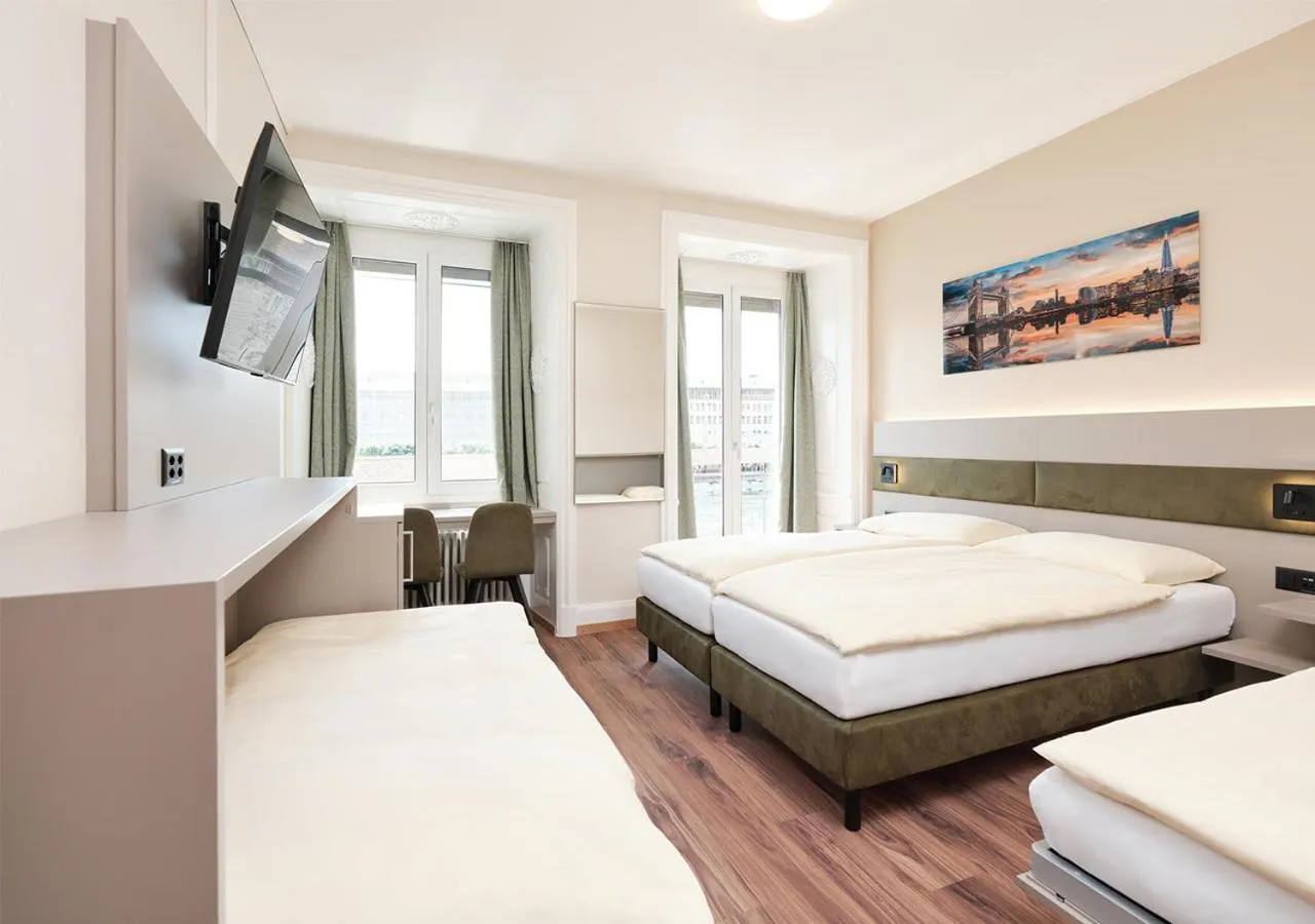 Bed in Hotel Pickwick and Pub "the room with a view"