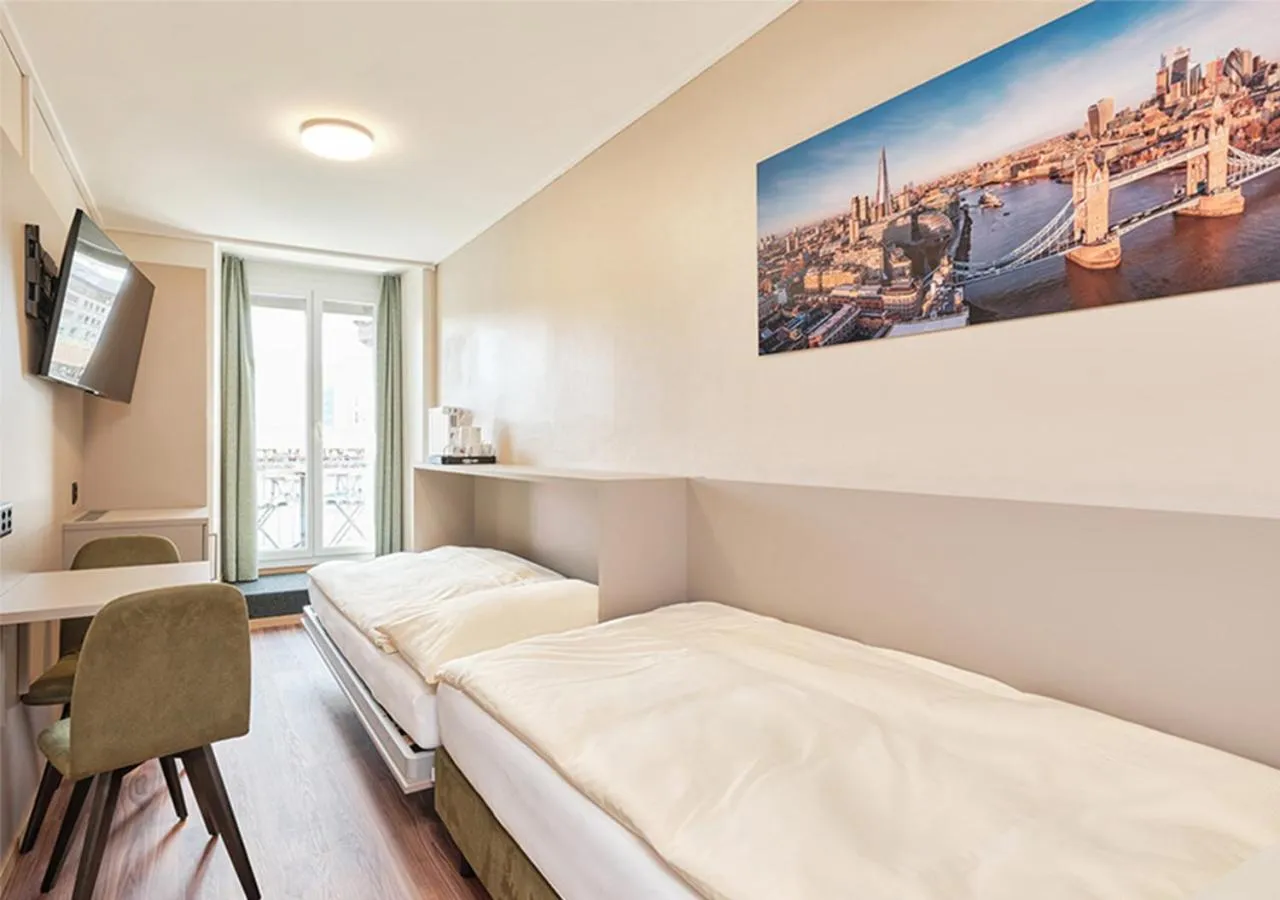 Bed in Hotel Pickwick and Pub "the room with a view"