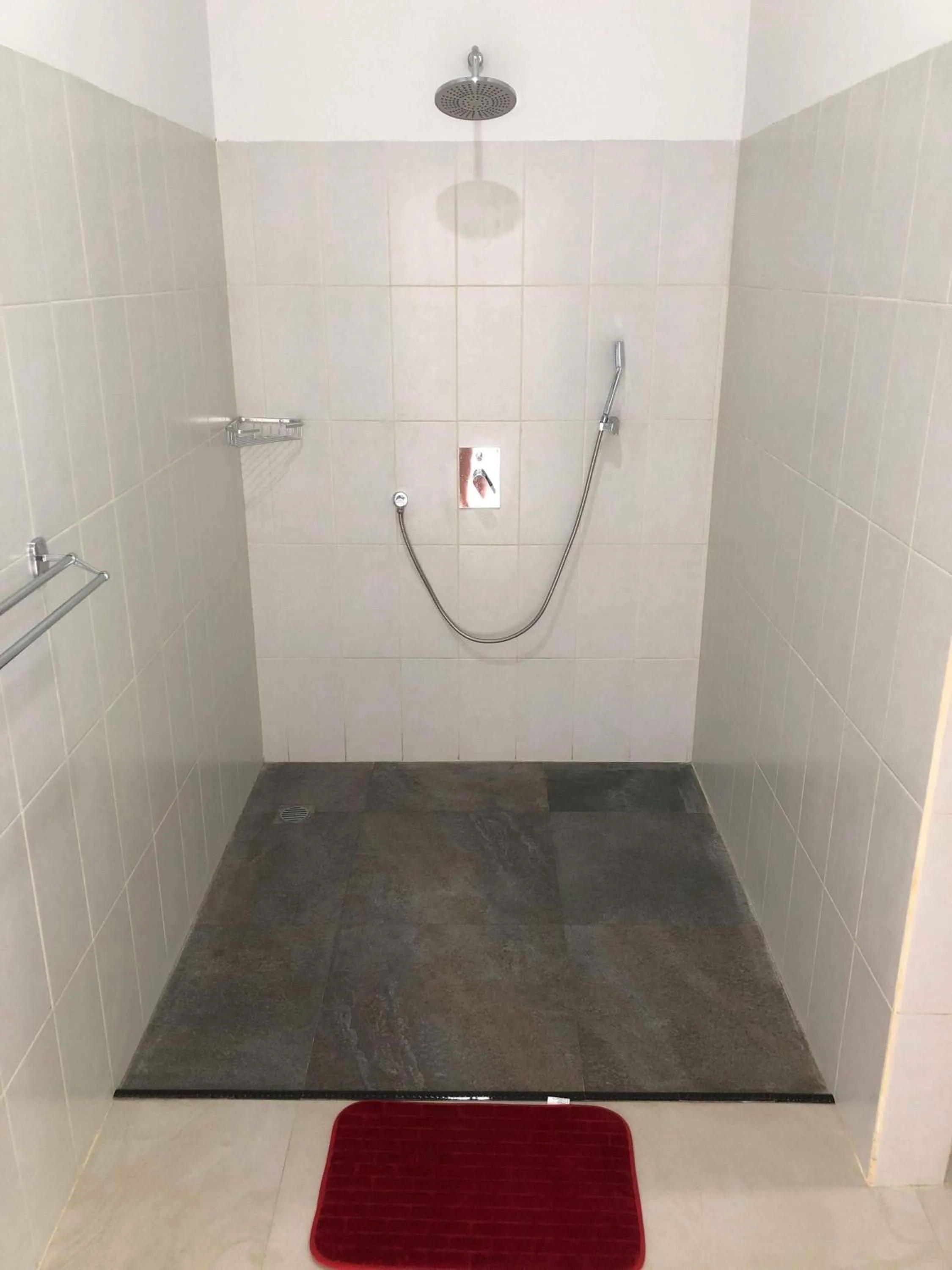 Shower in Vila Troja Kubu