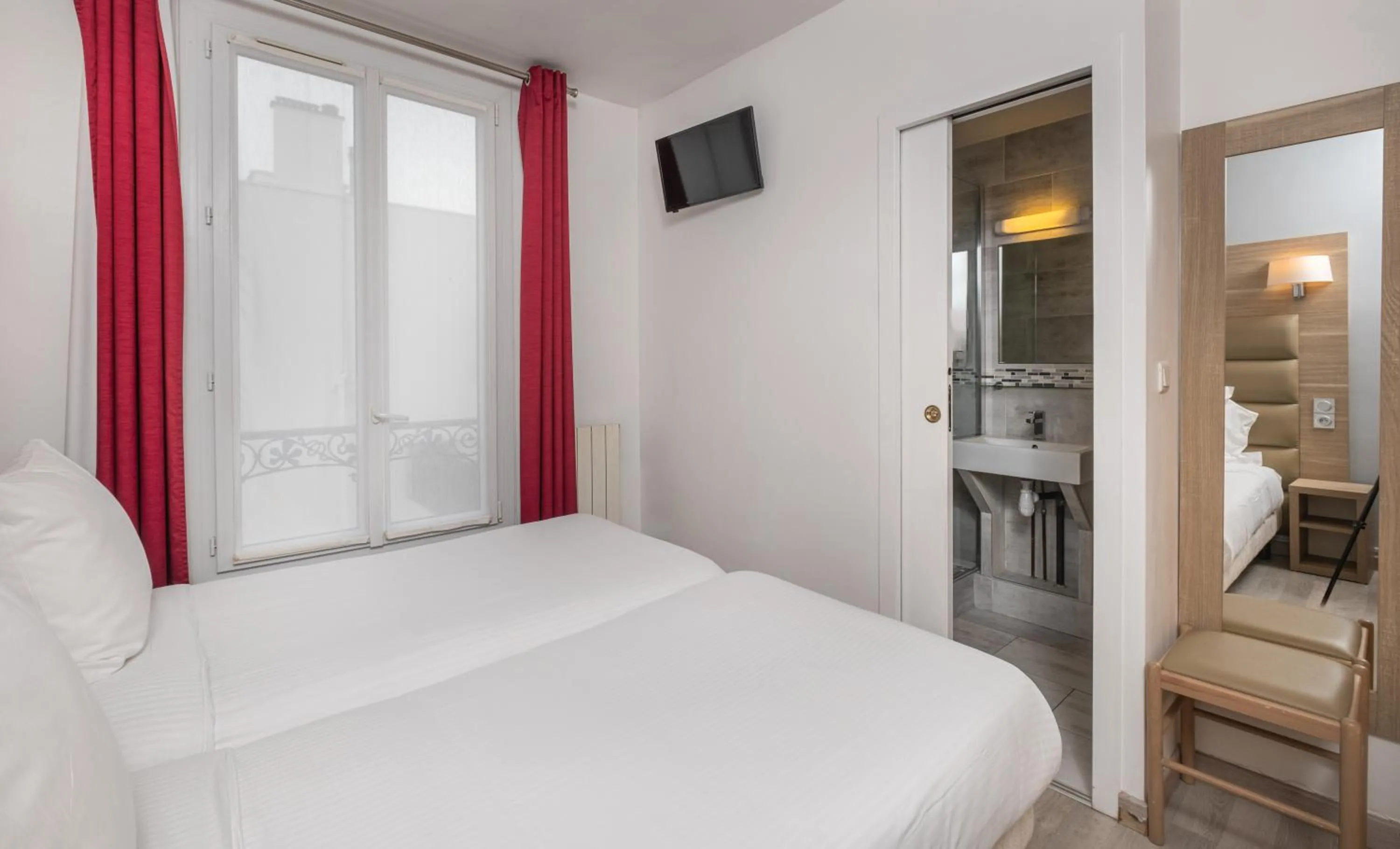 Photo of the whole room, Bed in Hotel Luxor