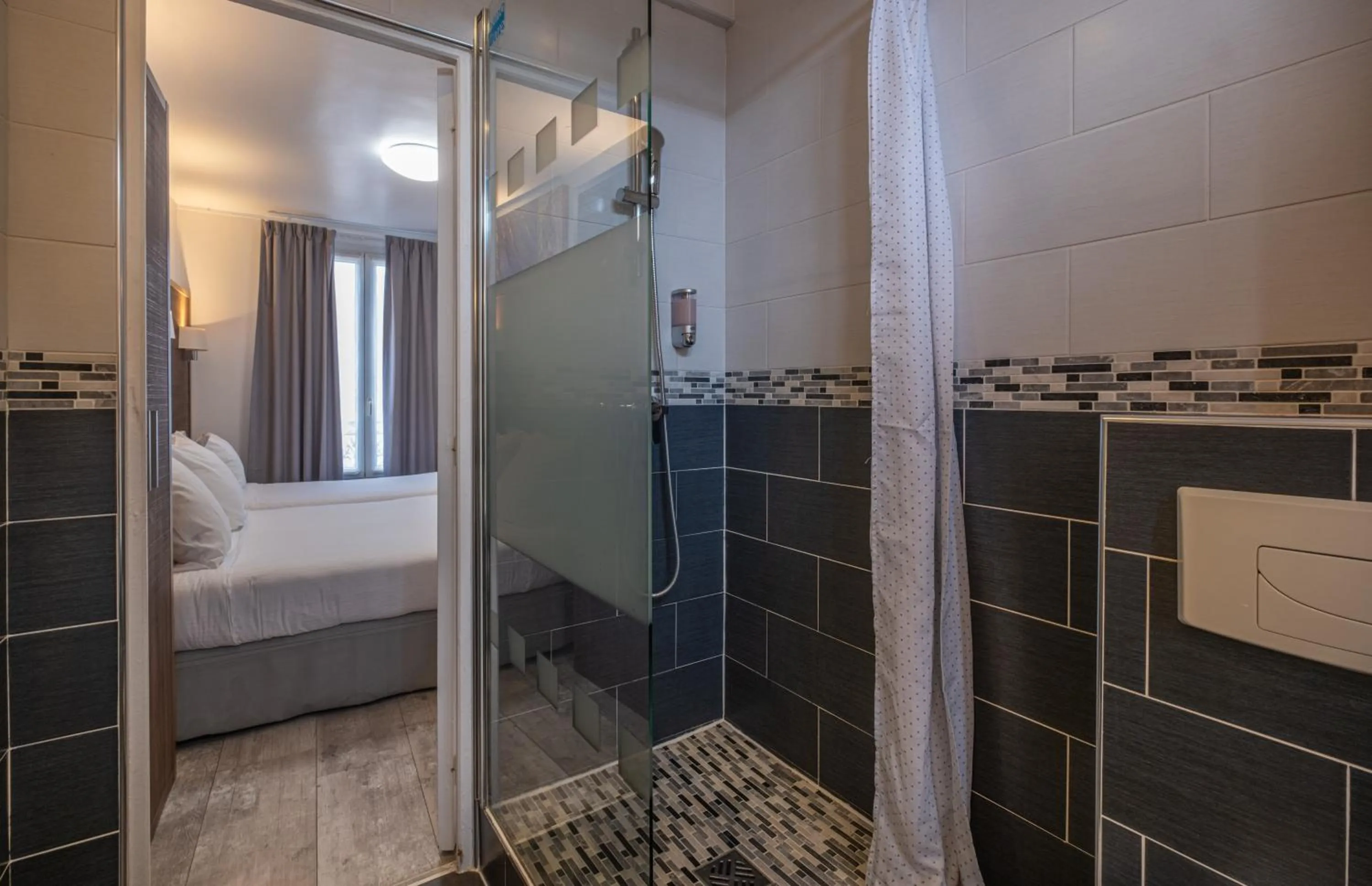 Shower, Bed in Hotel Luxor