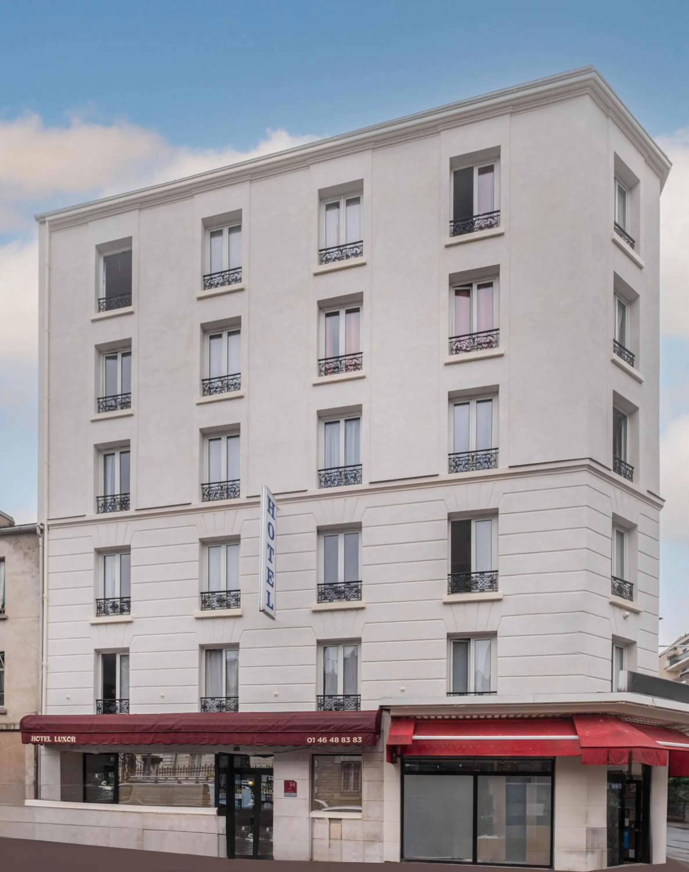 Facade/entrance in Hotel Luxor