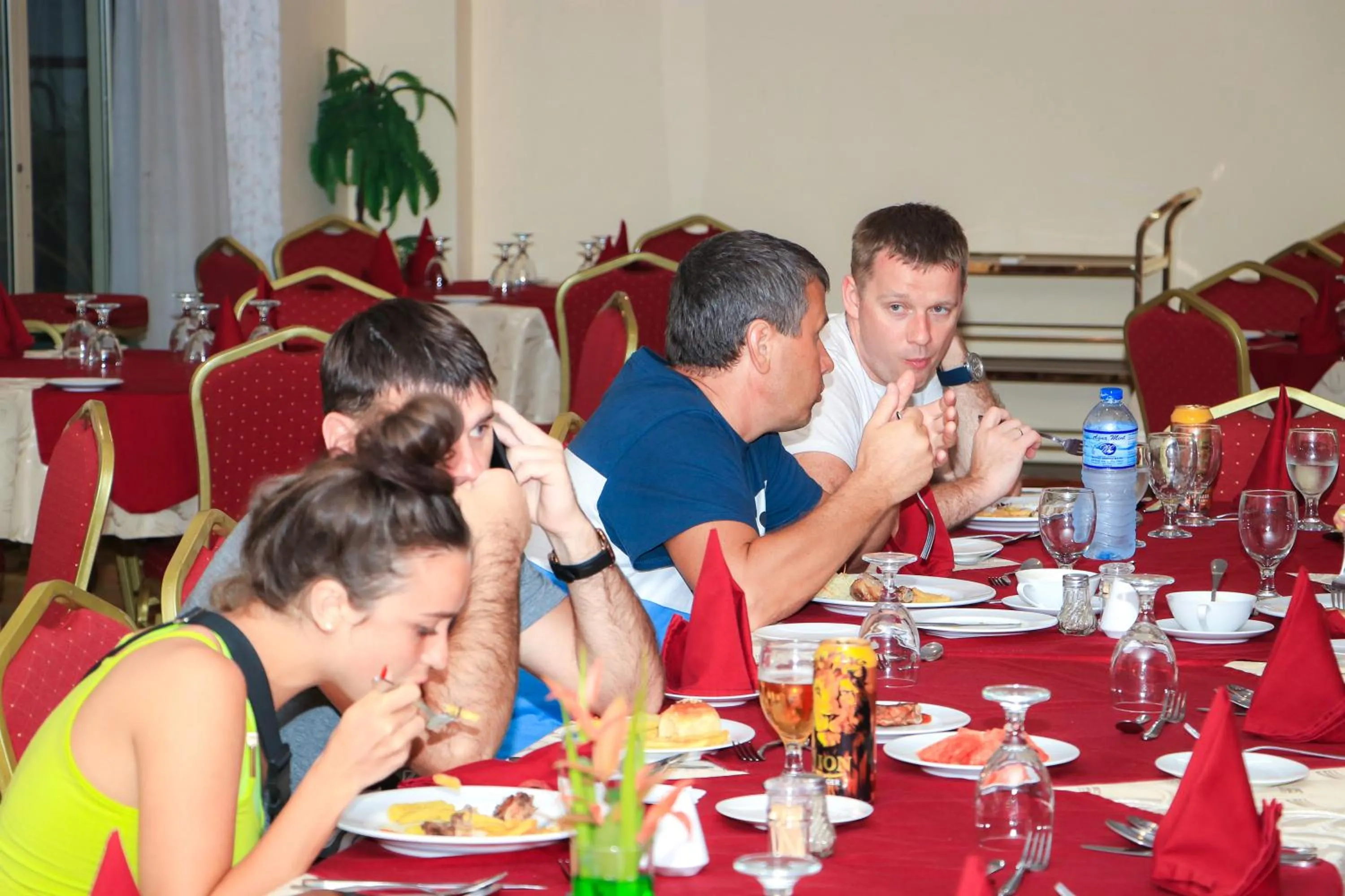 Restaurant/places to eat in Hotel Lakefield