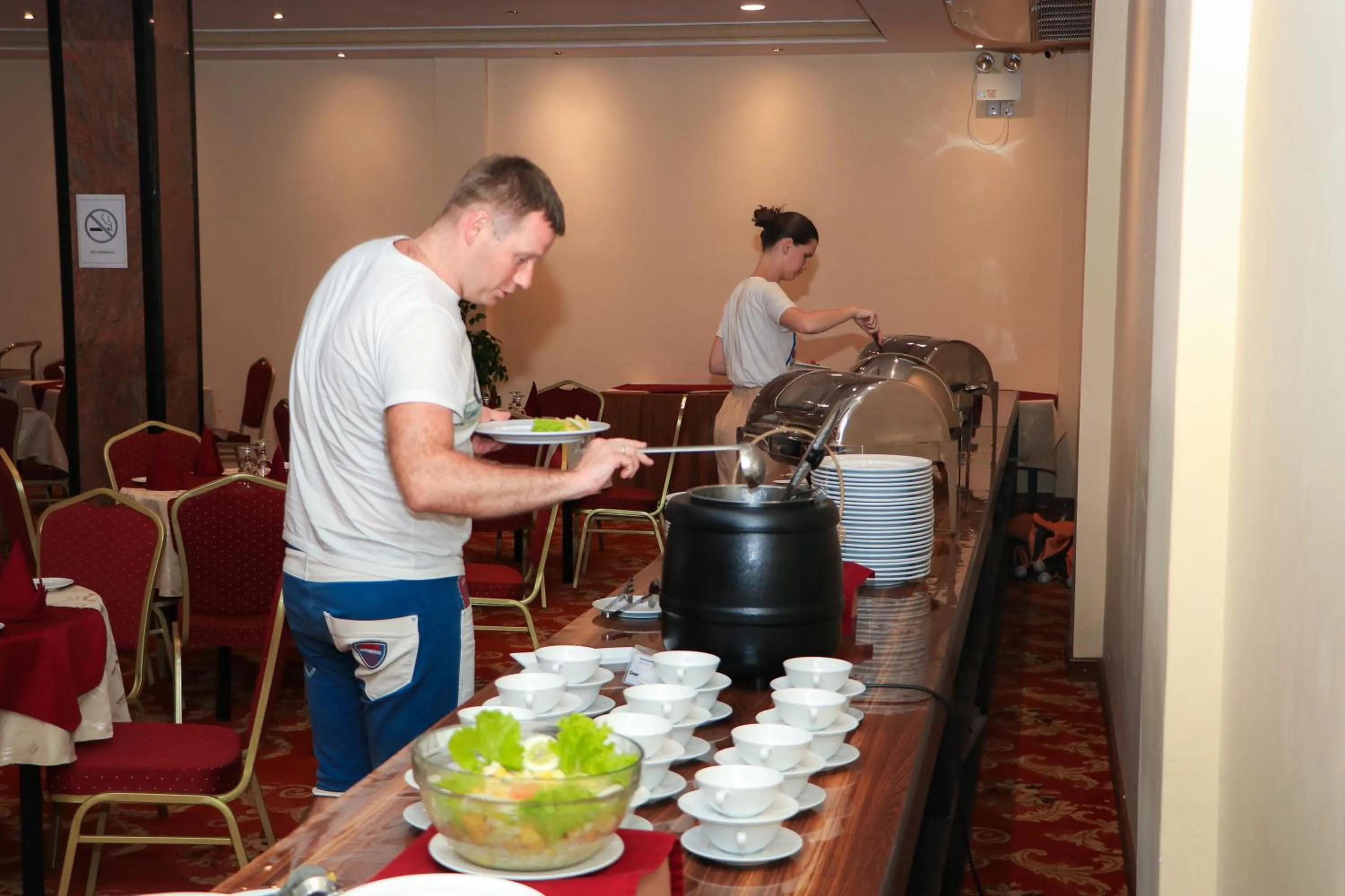 Restaurant/places to eat in Hotel Lakefield