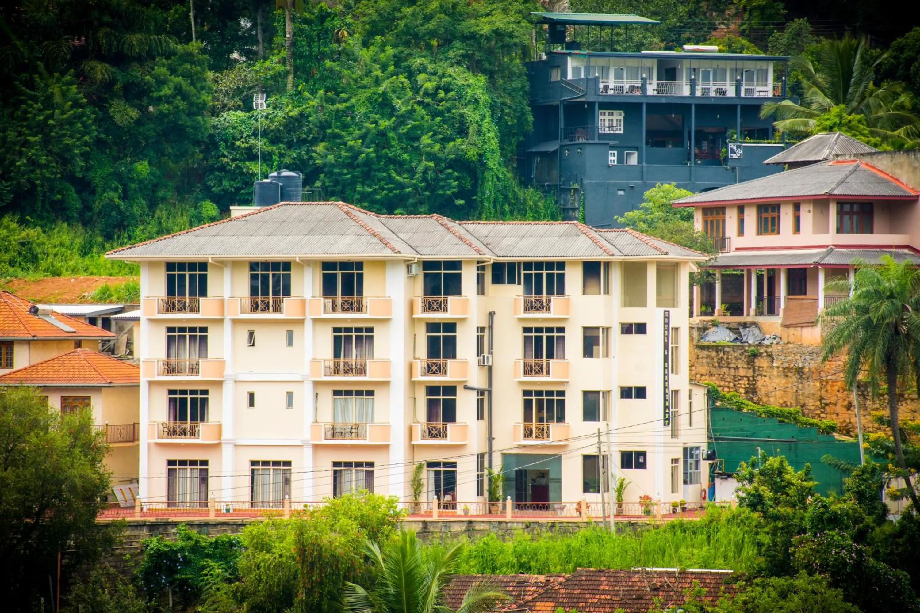 Property building in Hotel Lakefield