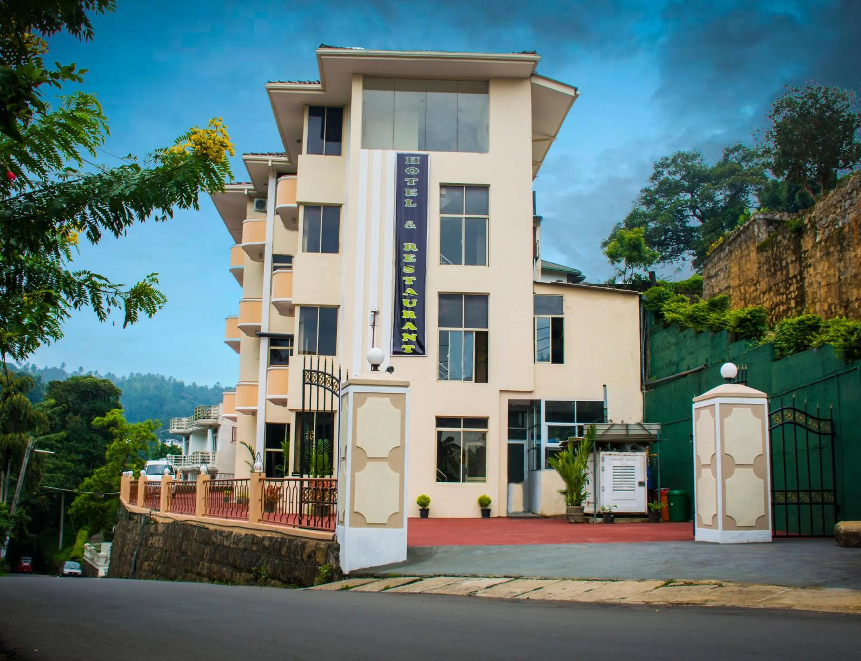 Property building in Hotel Lakefield