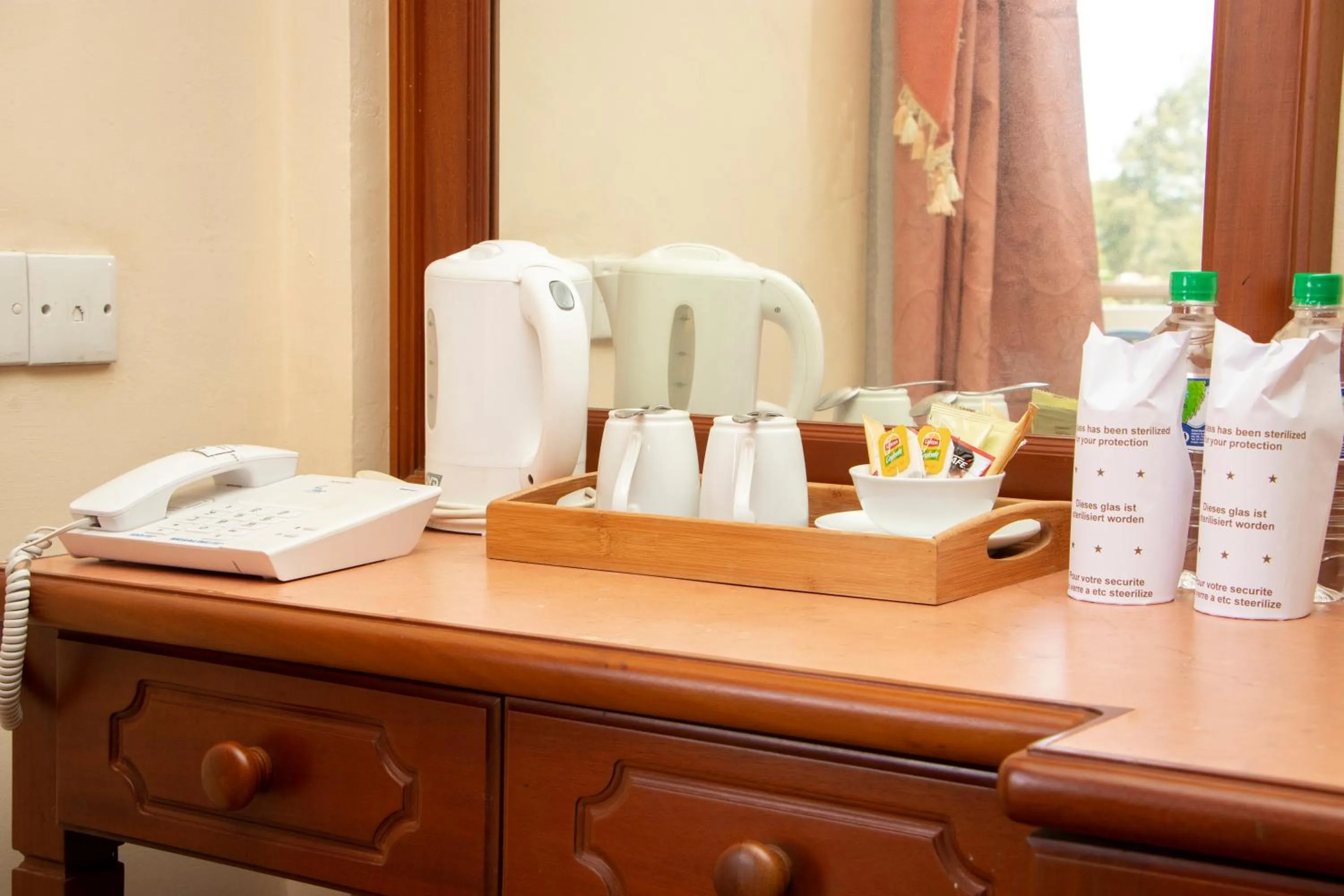 Coffee/tea facilities in Hotel Lakefield
