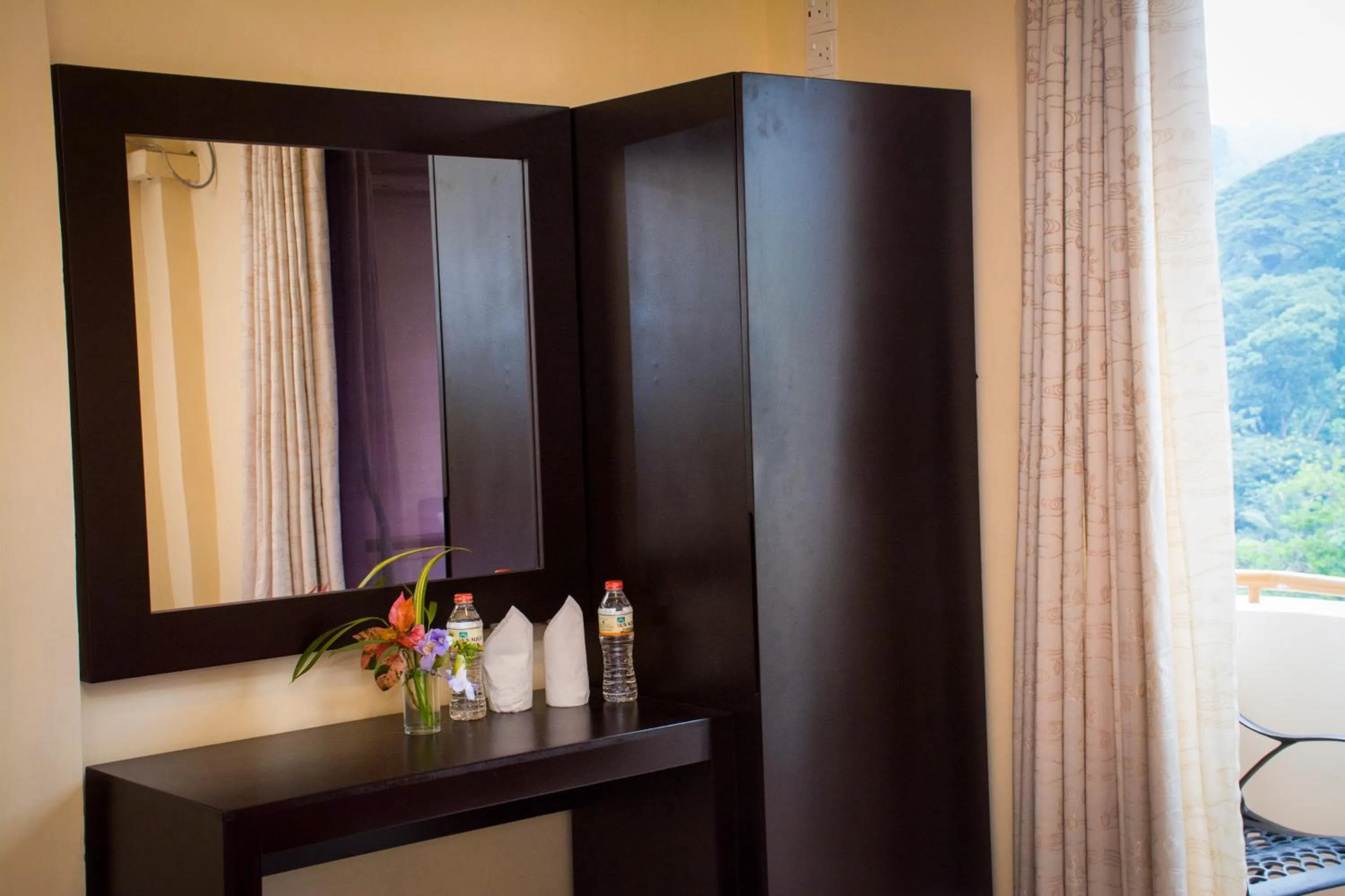 room service in Hotel Lakefield