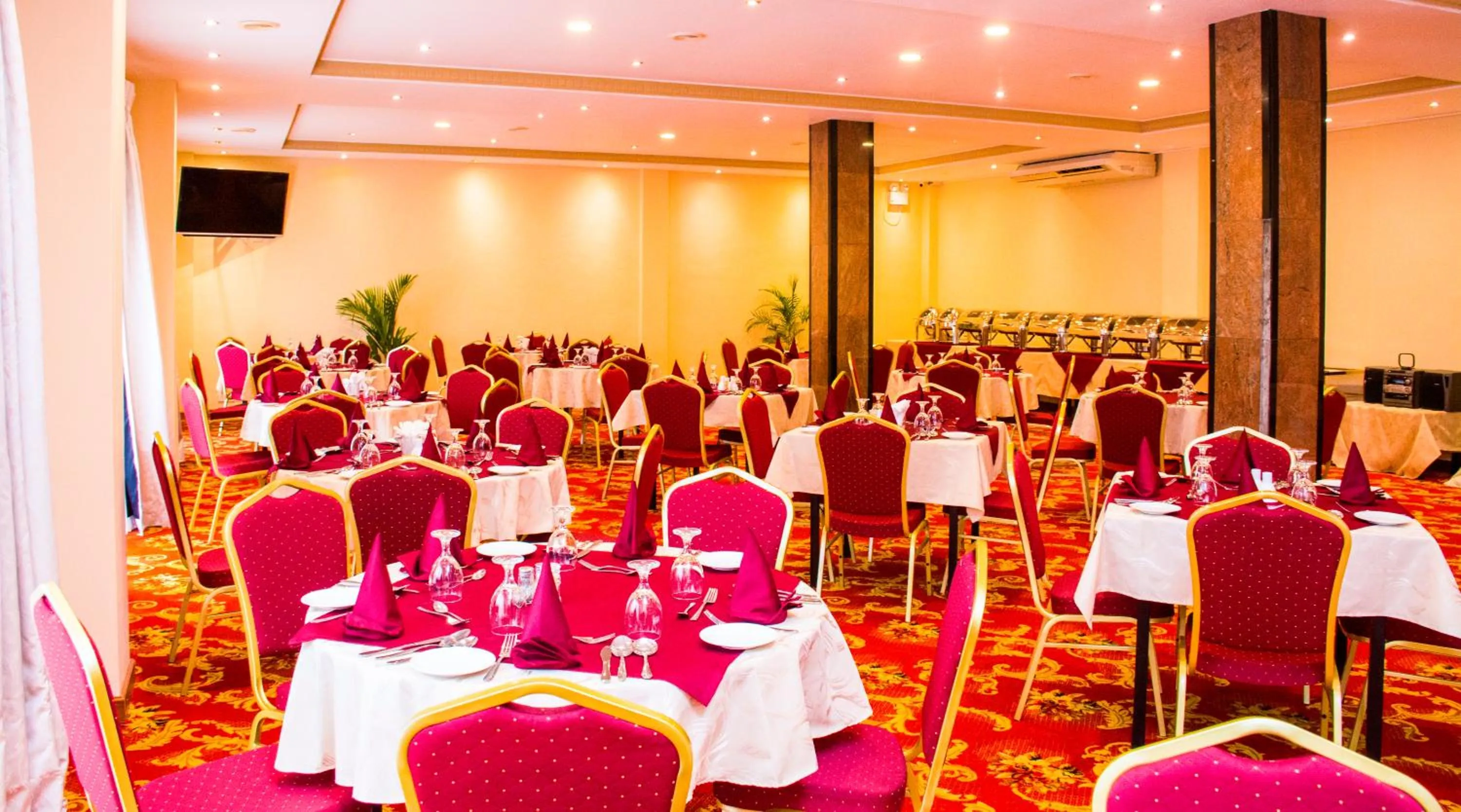 Restaurant/places to eat in Hotel Lakefield