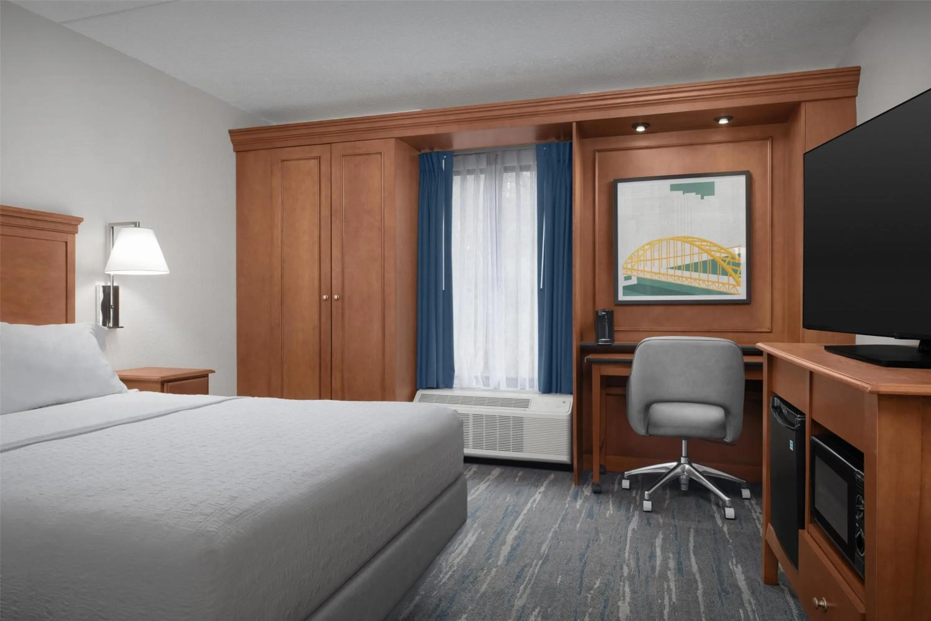 Bedroom, Bed in Hampton Inn Pittsburgh Greentree