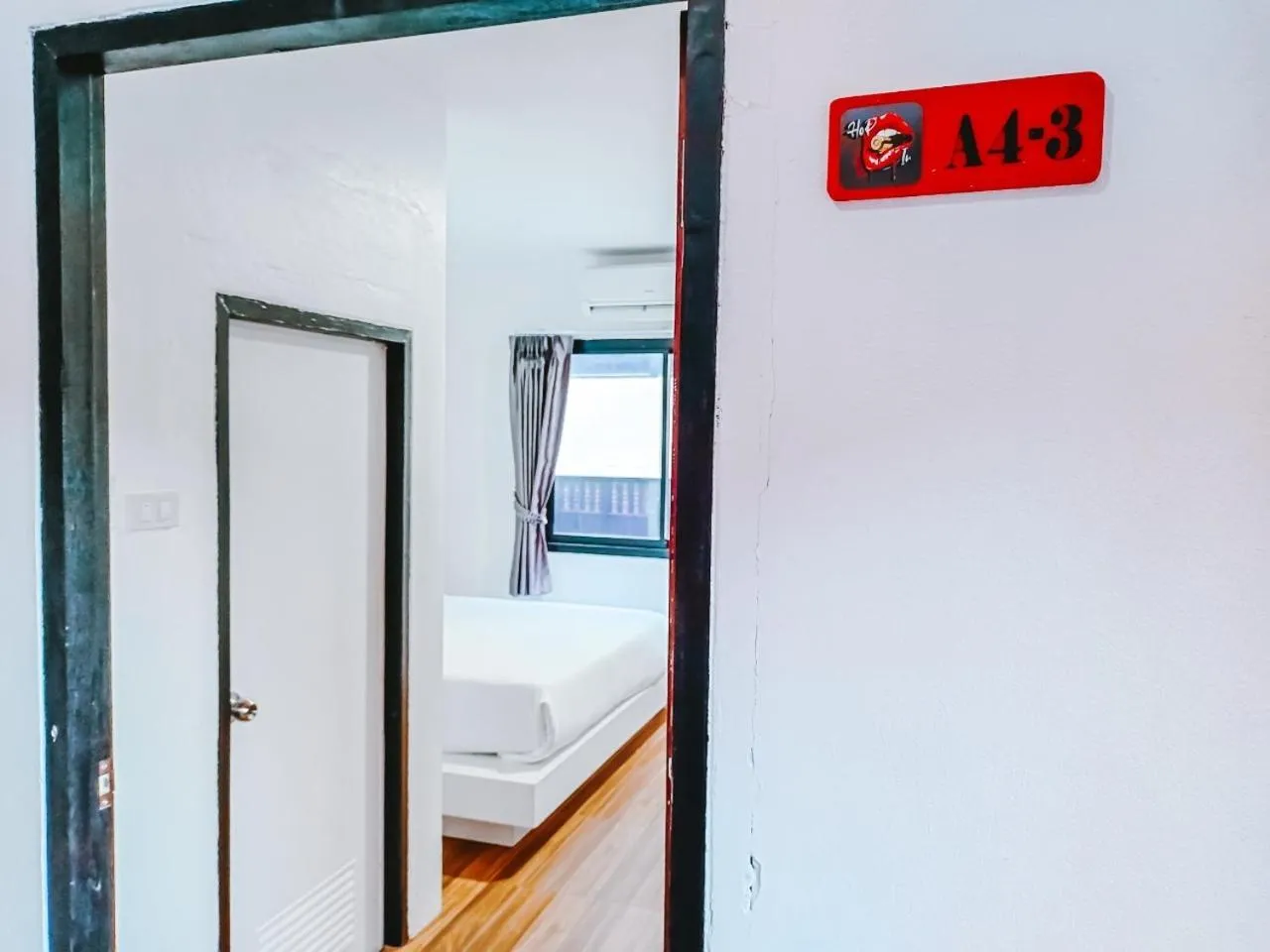 Facade/entrance, Bed in The Harbour Front Hotel