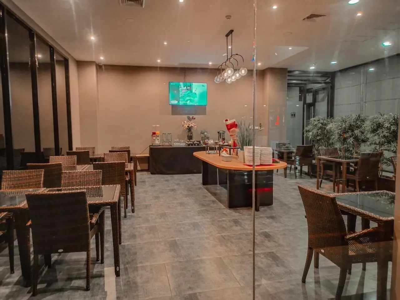 Restaurant/places to eat in The Harbour Front Hotel