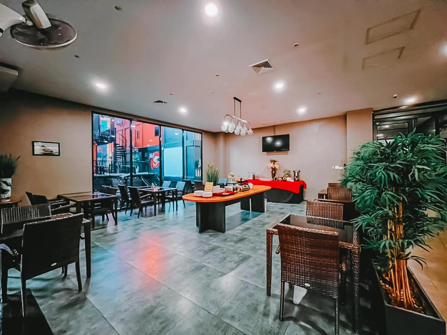 Restaurant/places to eat in The Harbour Front Hotel