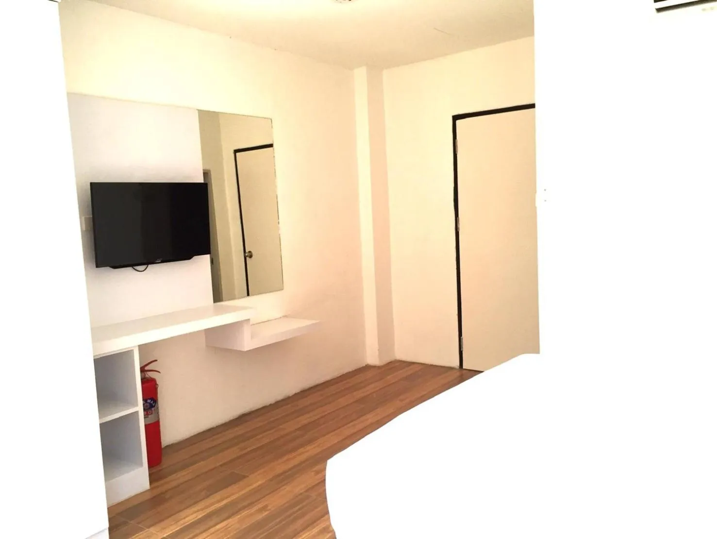 Communal lounge/ TV room in The Harbour Front Hotel