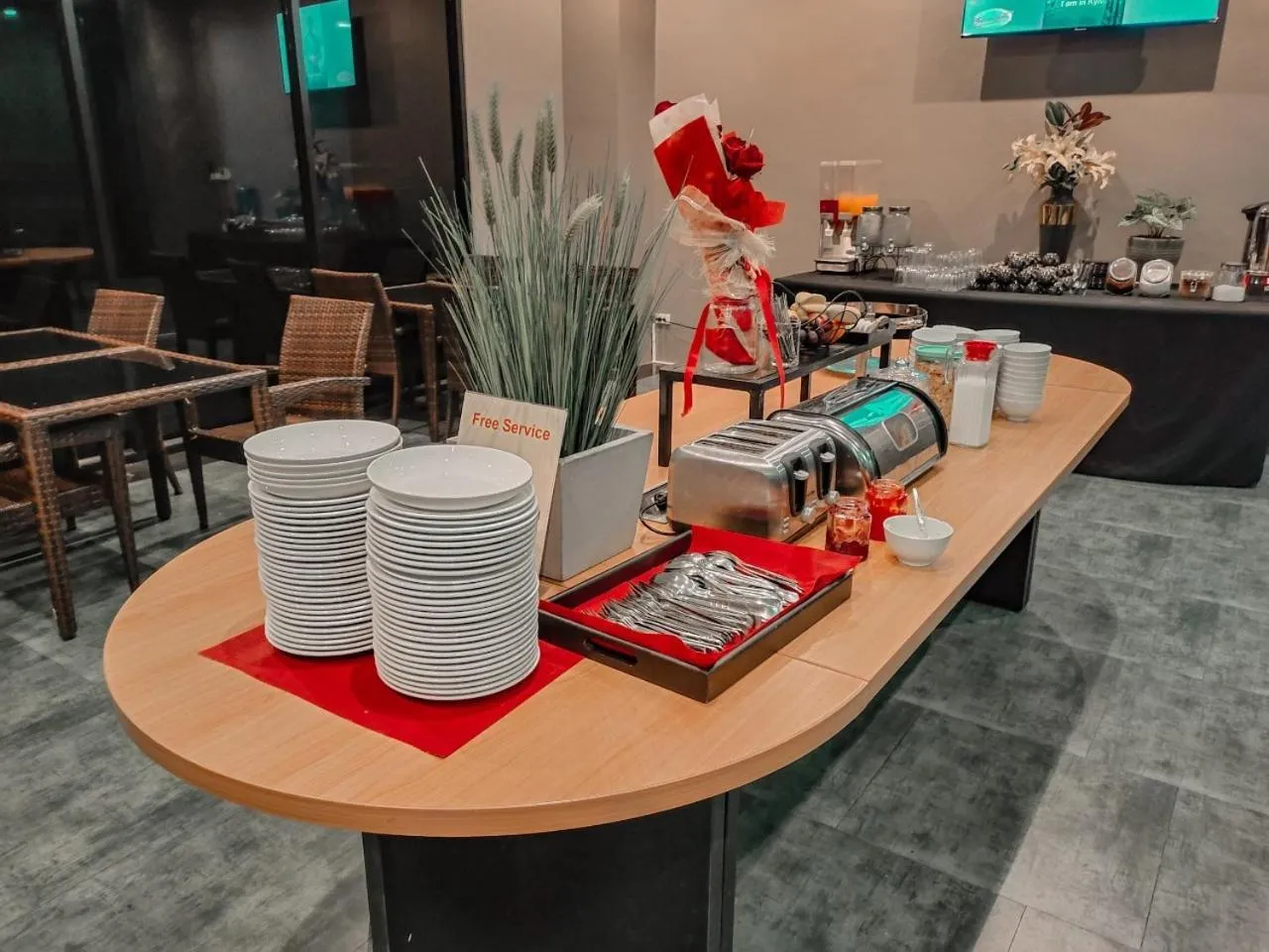 Restaurant/places to eat in The Harbour Front Hotel