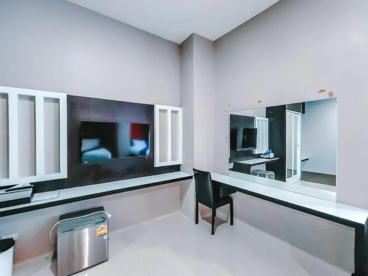 Communal lounge/ TV room, Bed in The Harbour Front Hotel