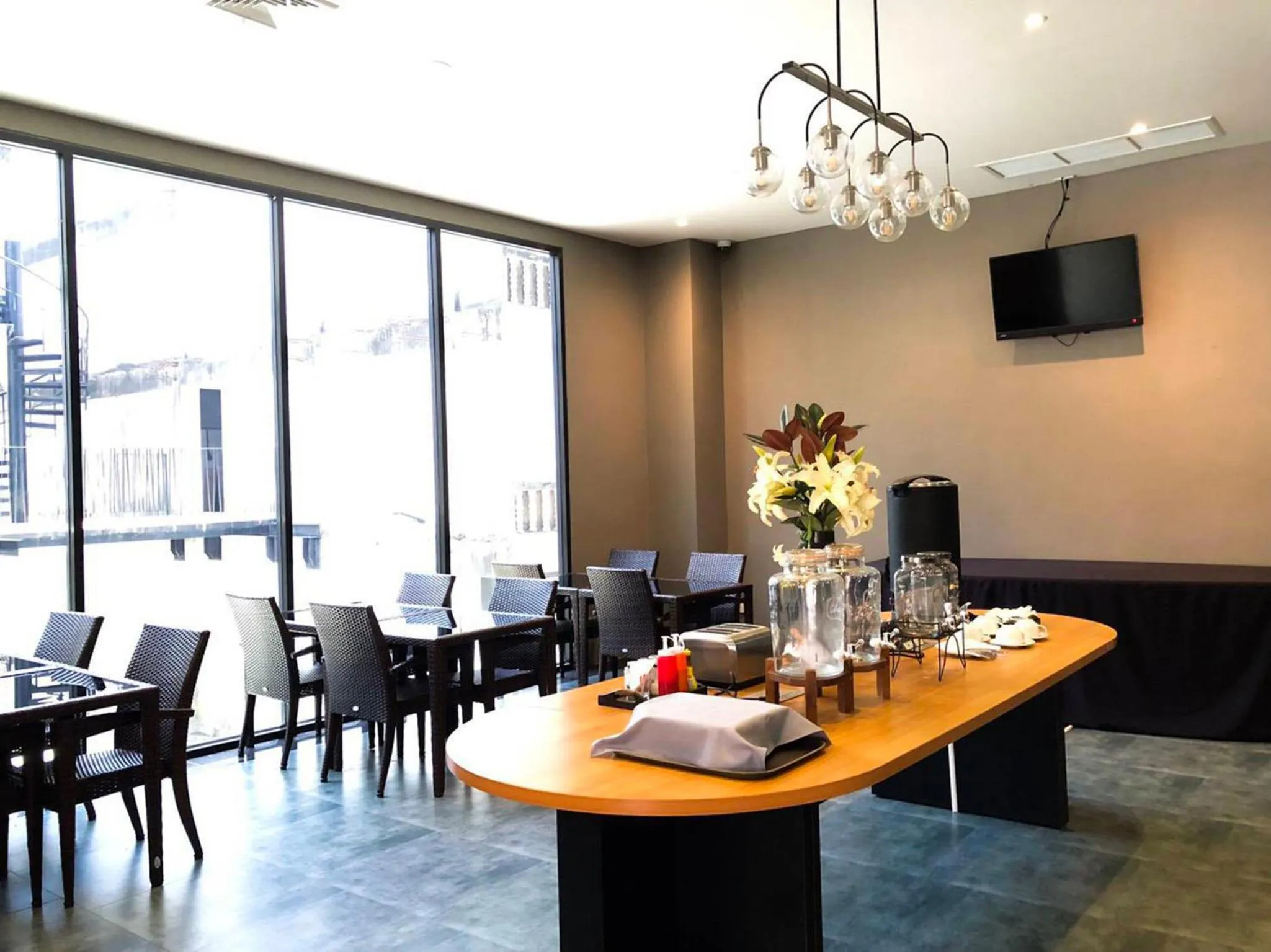 Restaurant/places to eat in The Harbour Front Hotel